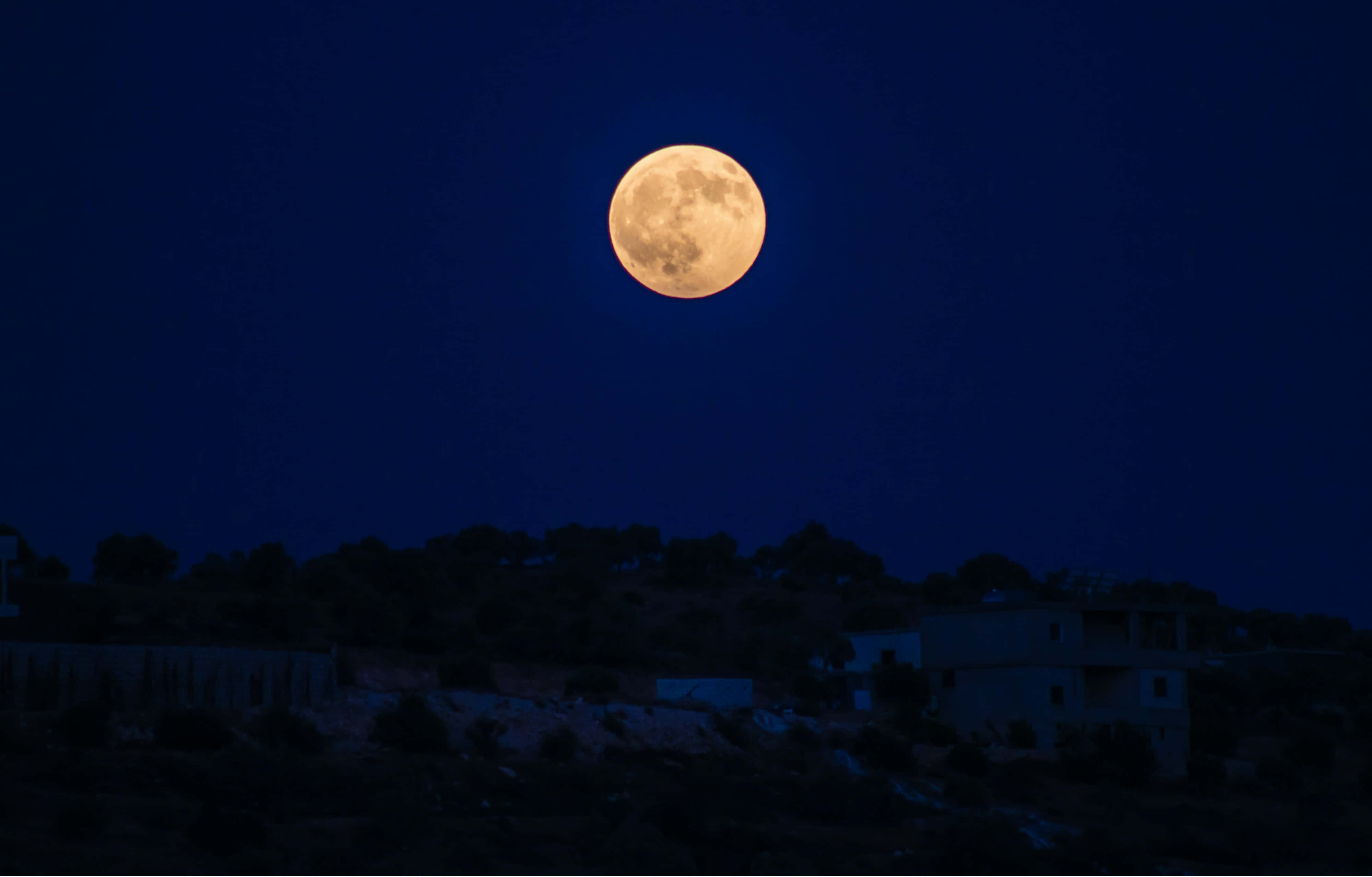 Imagine cu luna deasupra dealului Fundal