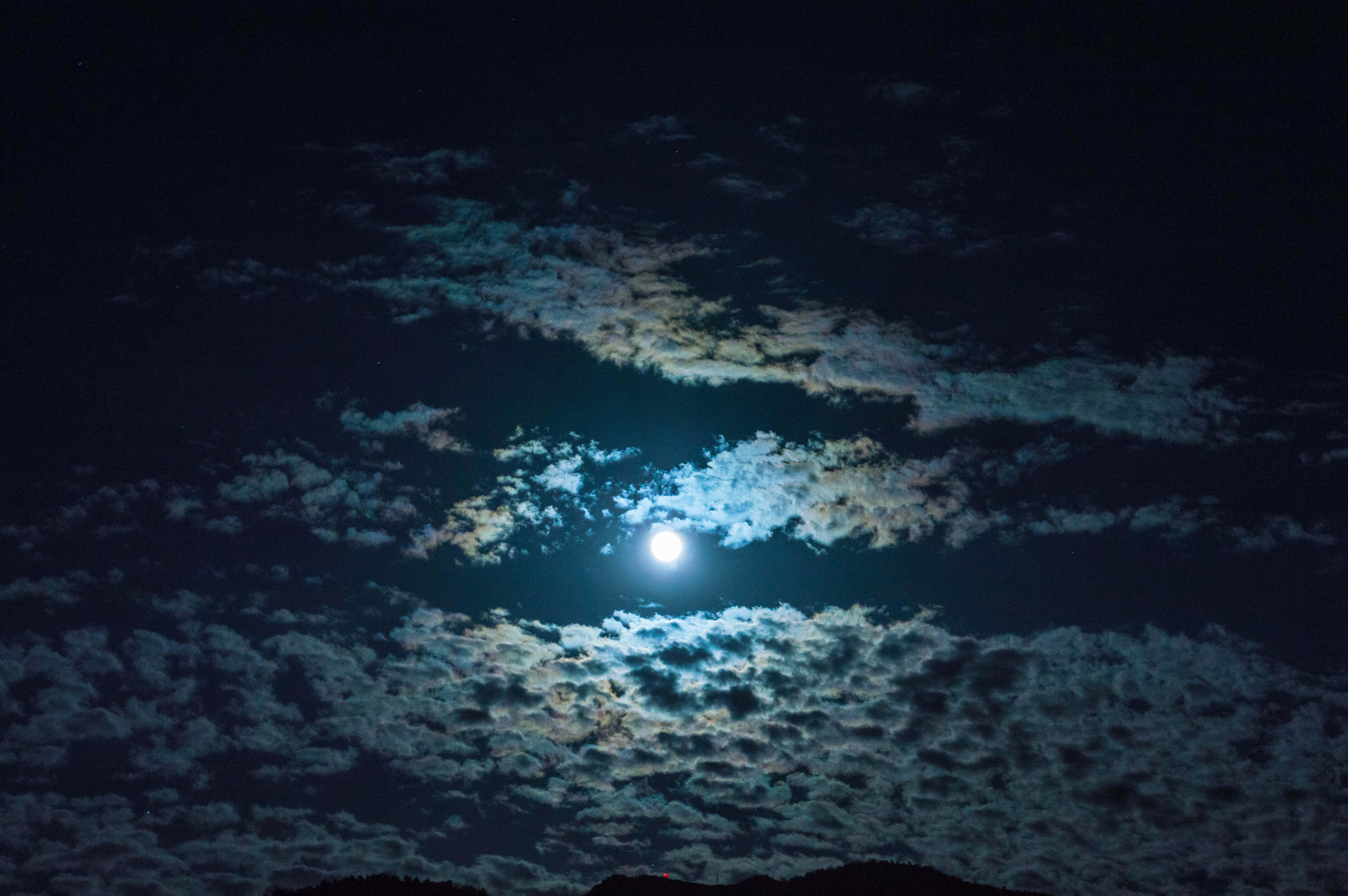 Imagine cu Luna într-o Noapte Înnorat Fundal