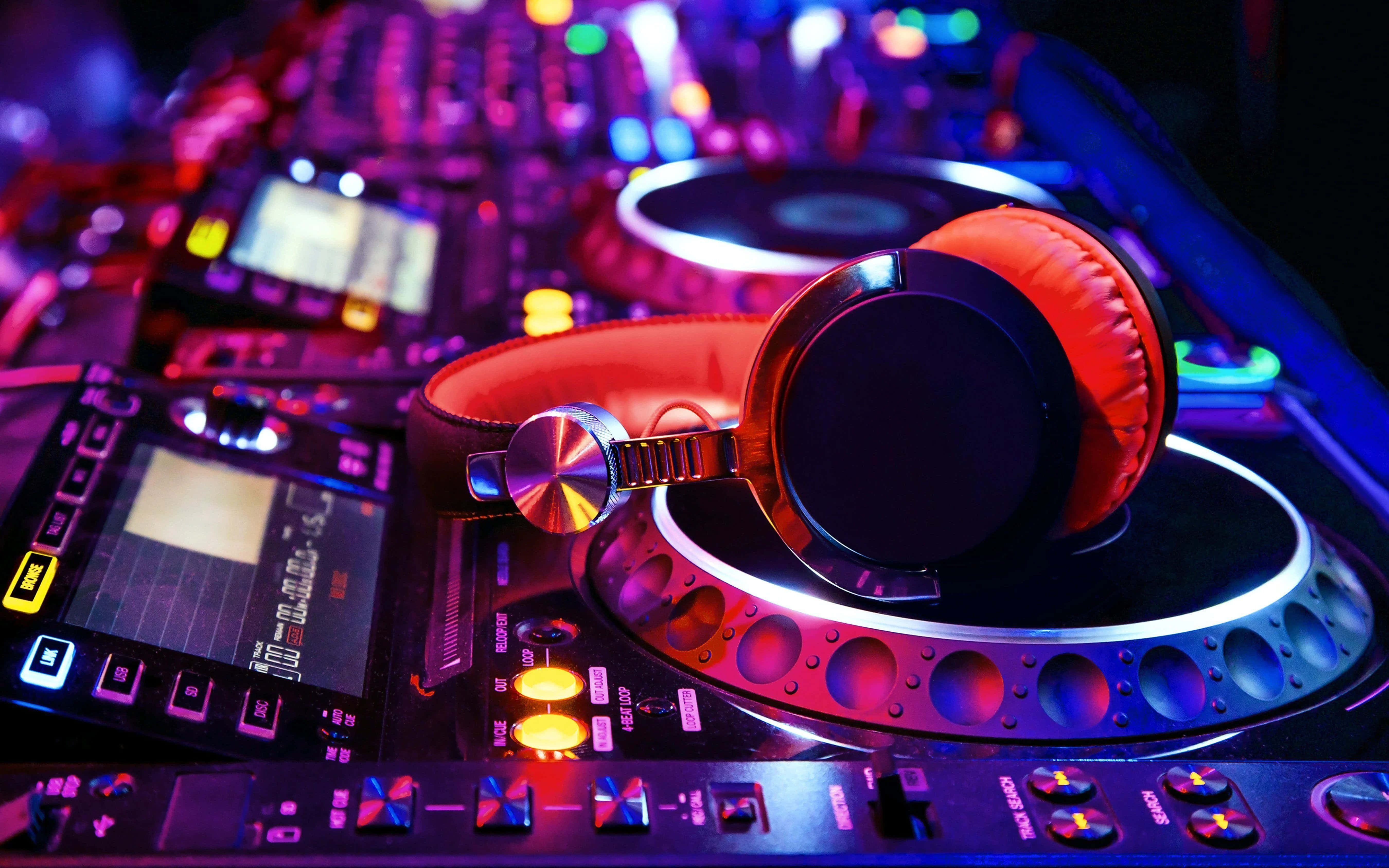 Imagine DJ Set cu Estetică Neon Fundal
