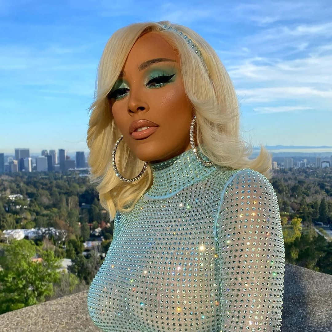 Imagine Doja Cat cântă în fața unei mulțimi fermecate Fundal