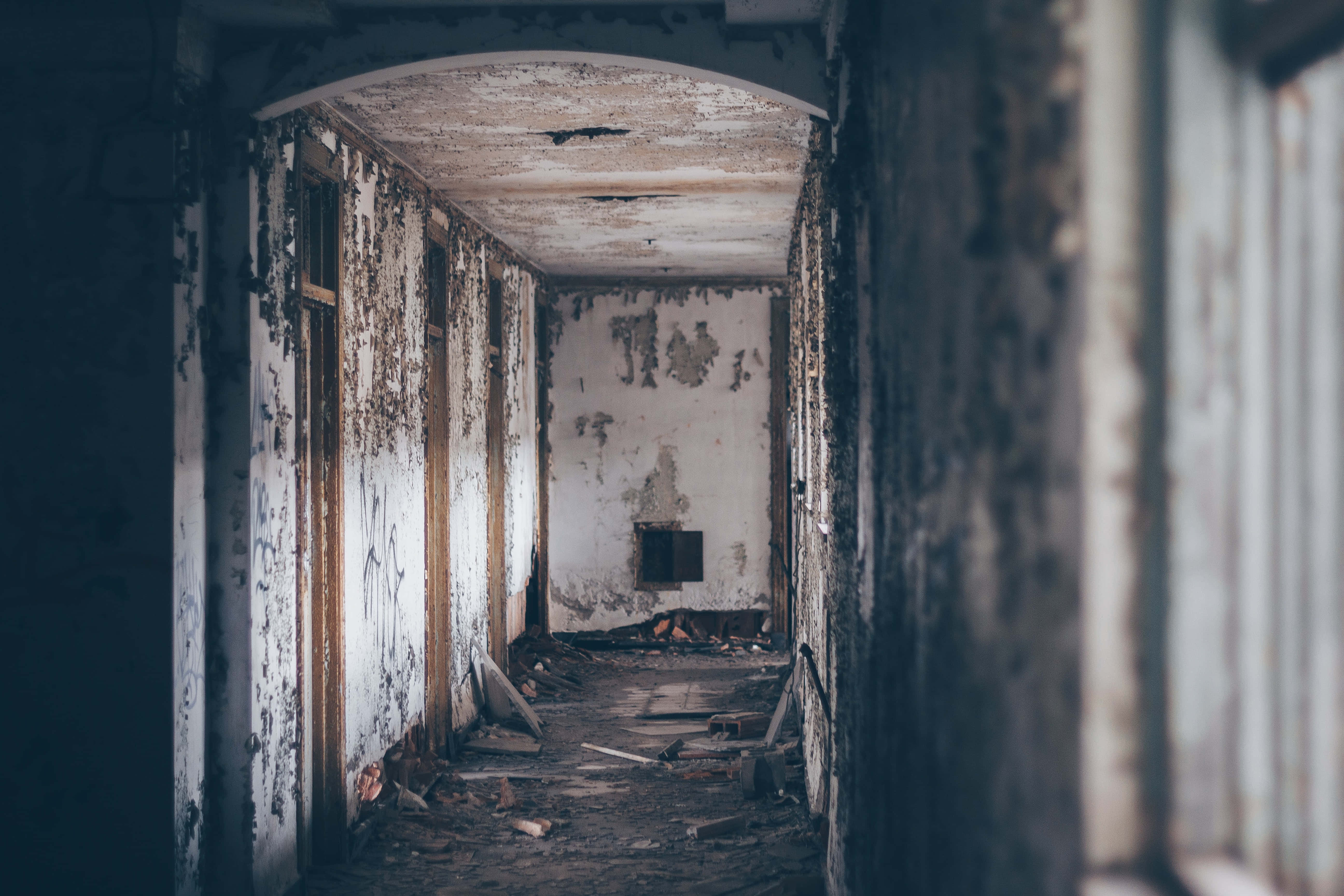 Imagine înfricoșătoare cu un coridor abandonat Fundal