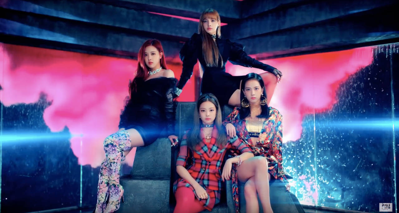 Imagine: Membrele grupului K-Pop Blackpink în videoclipul lor "DDU-DU DDU-DU" Fundal