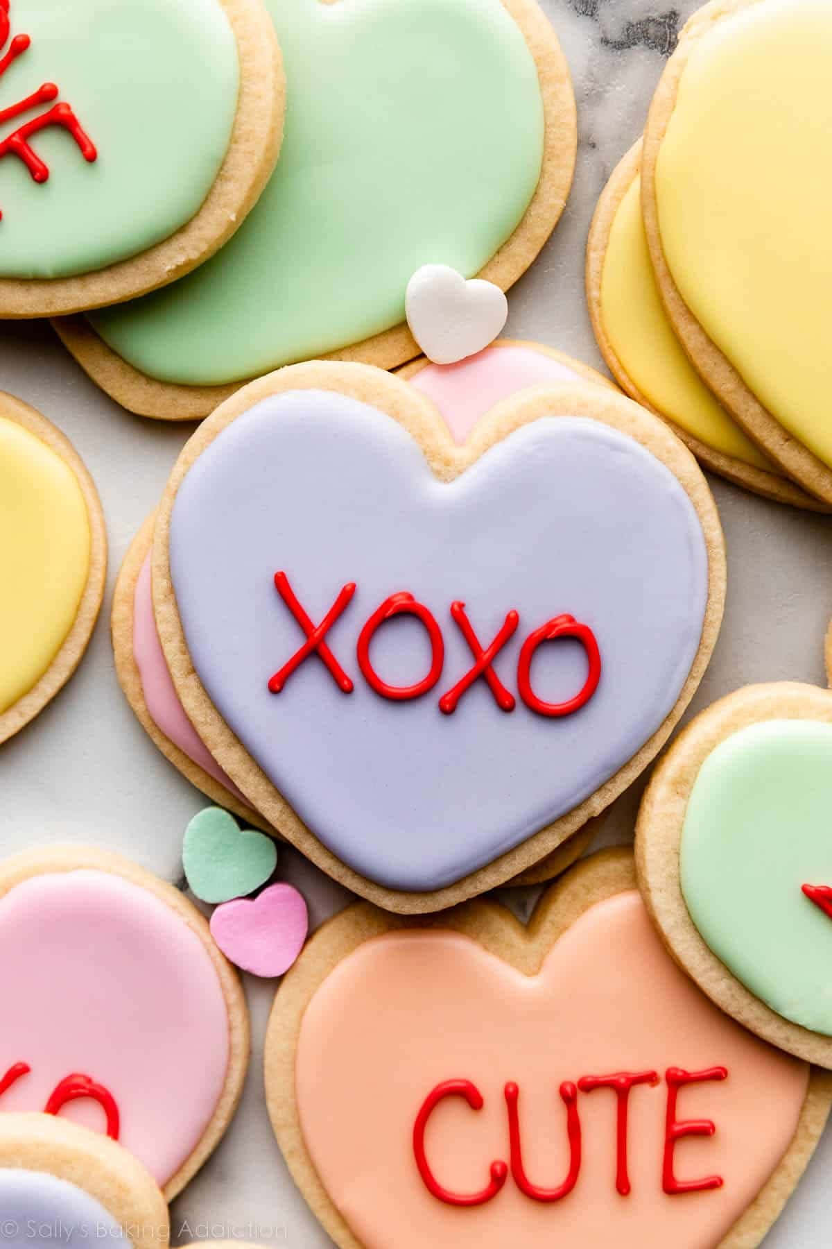 Imagini cu prăjituri în formă de inimă de Valentine's Day în culori pastelate Fundal