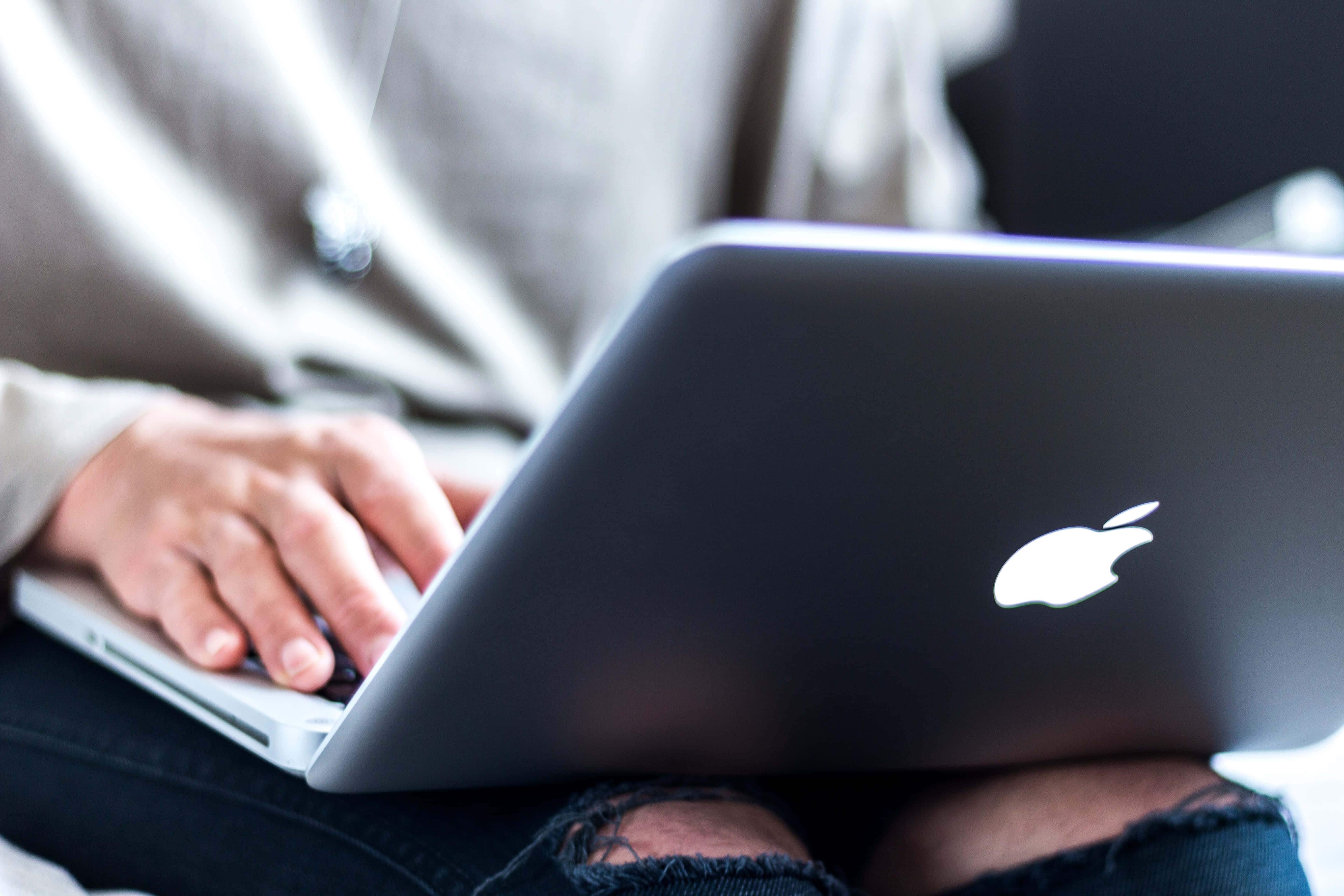 Imagini estetice cu Macbook Fundal