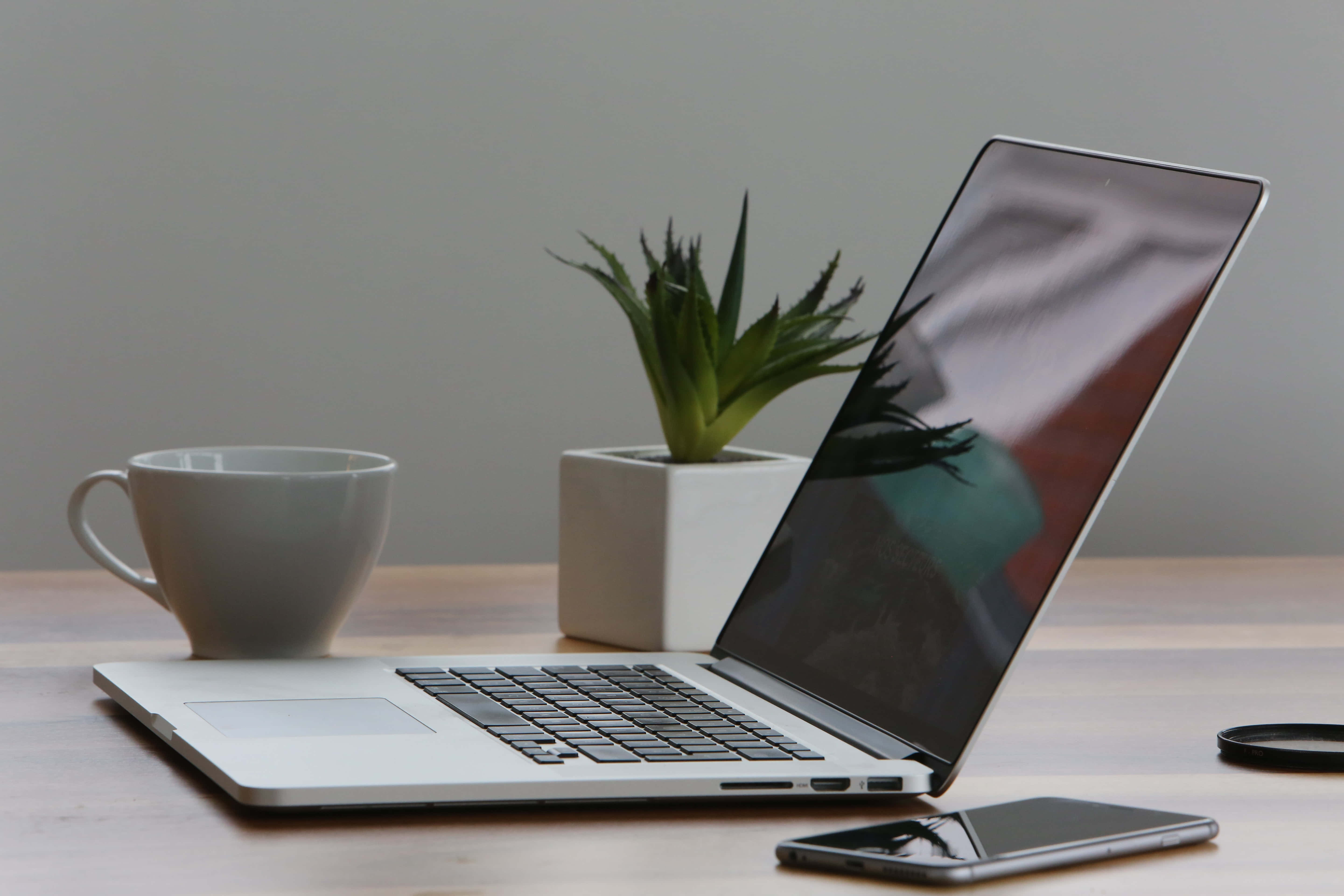 Imagini estetice cu Macbook Fundal