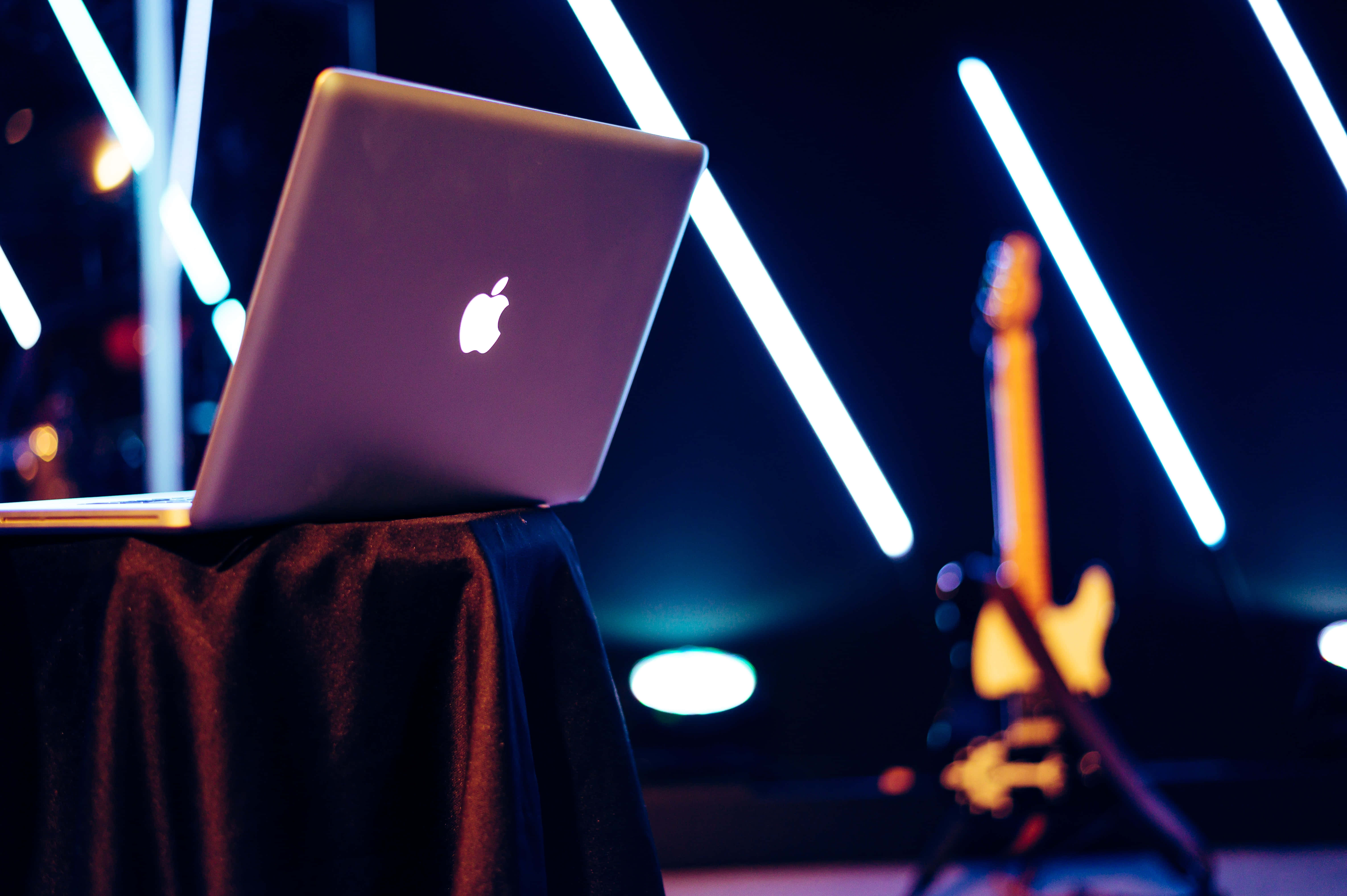 Imagini estetice cu Macbook Fundal