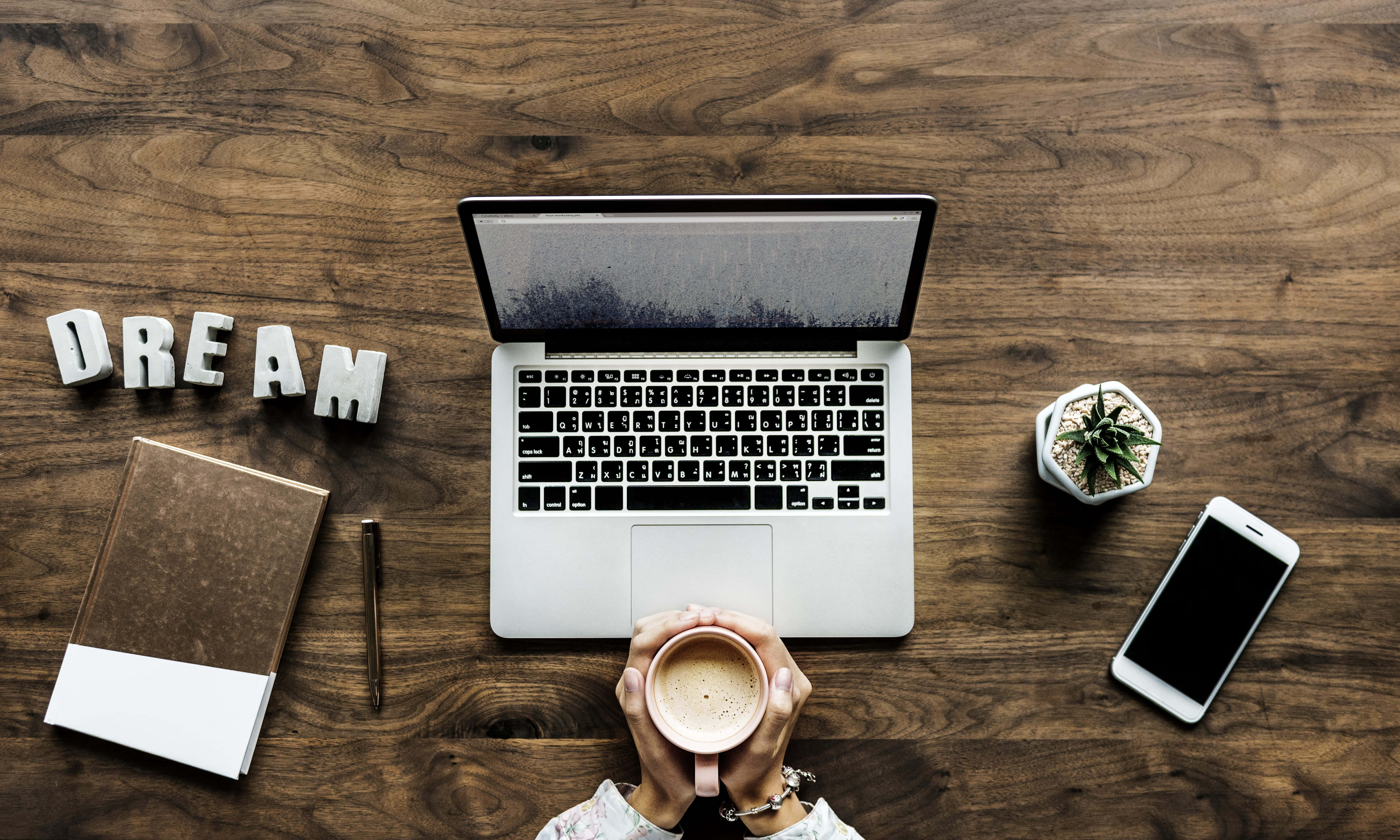 Imagini estetice cu Macbook Fundal
