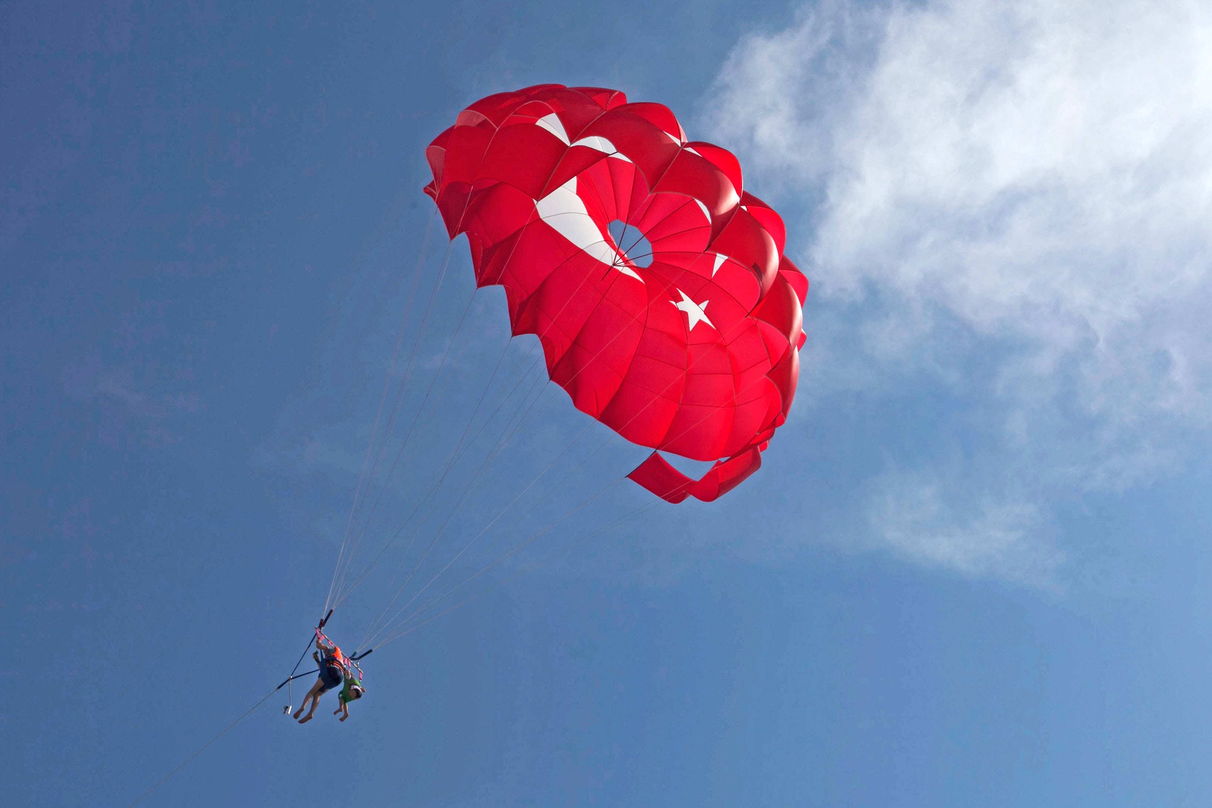 Îmbrățișând Aventura cu Parasailing Fundal