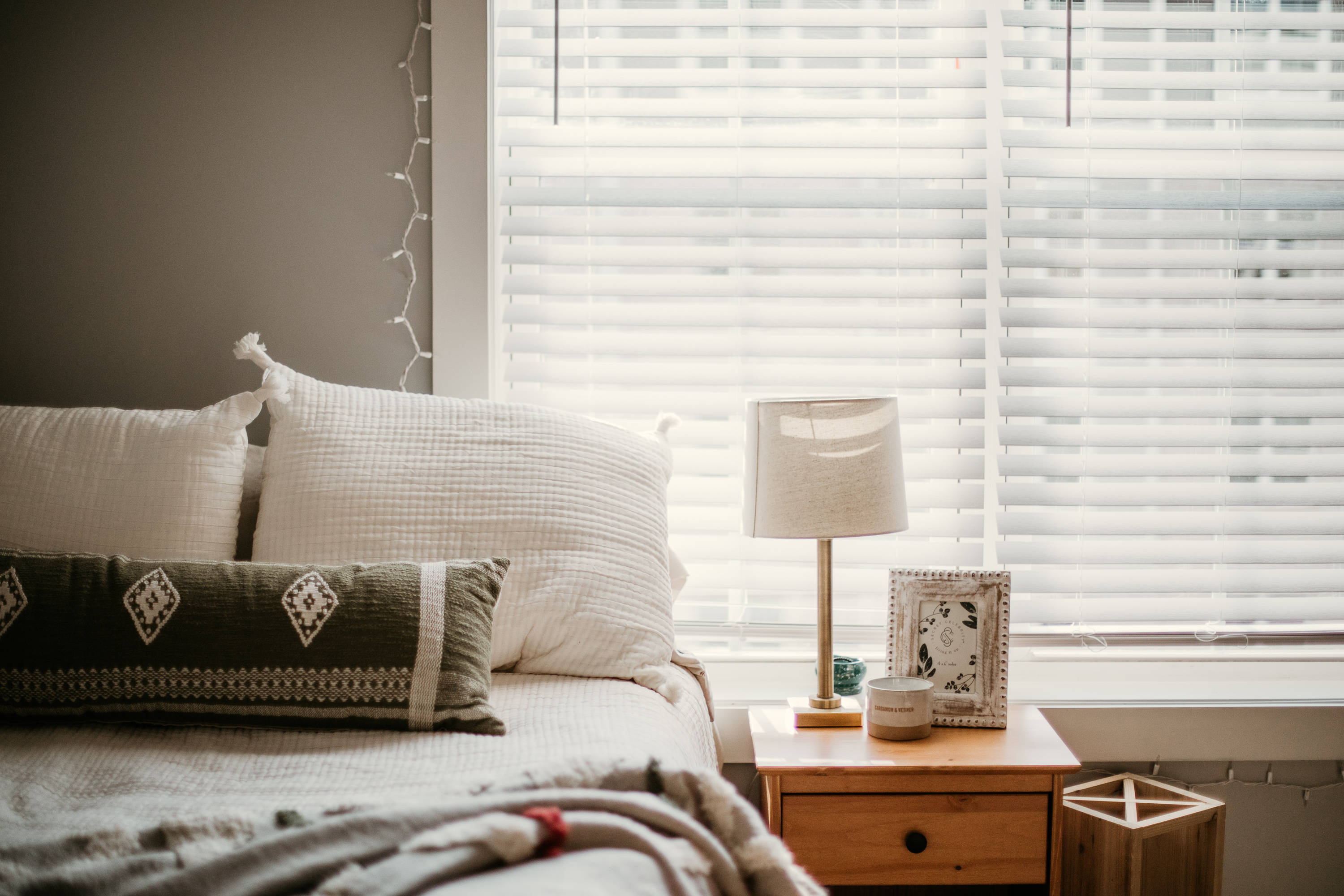 Immergă în liniștea senină a unui living bohemian, plin de tonuri pământii subtile și decor boho-chic Fundal