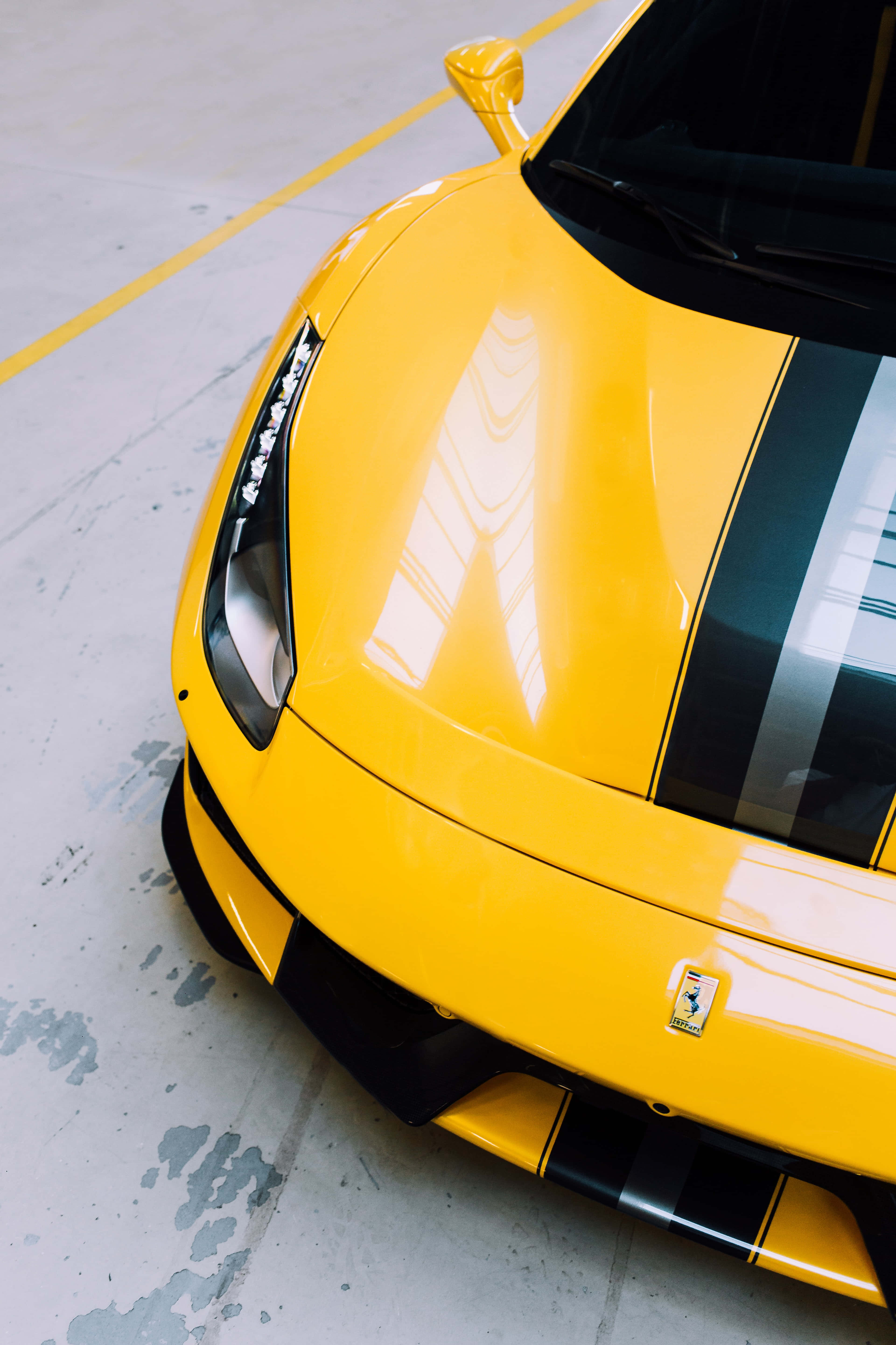 Impact de lux: un elegant Ferrari pe un drum deschis Fundal
