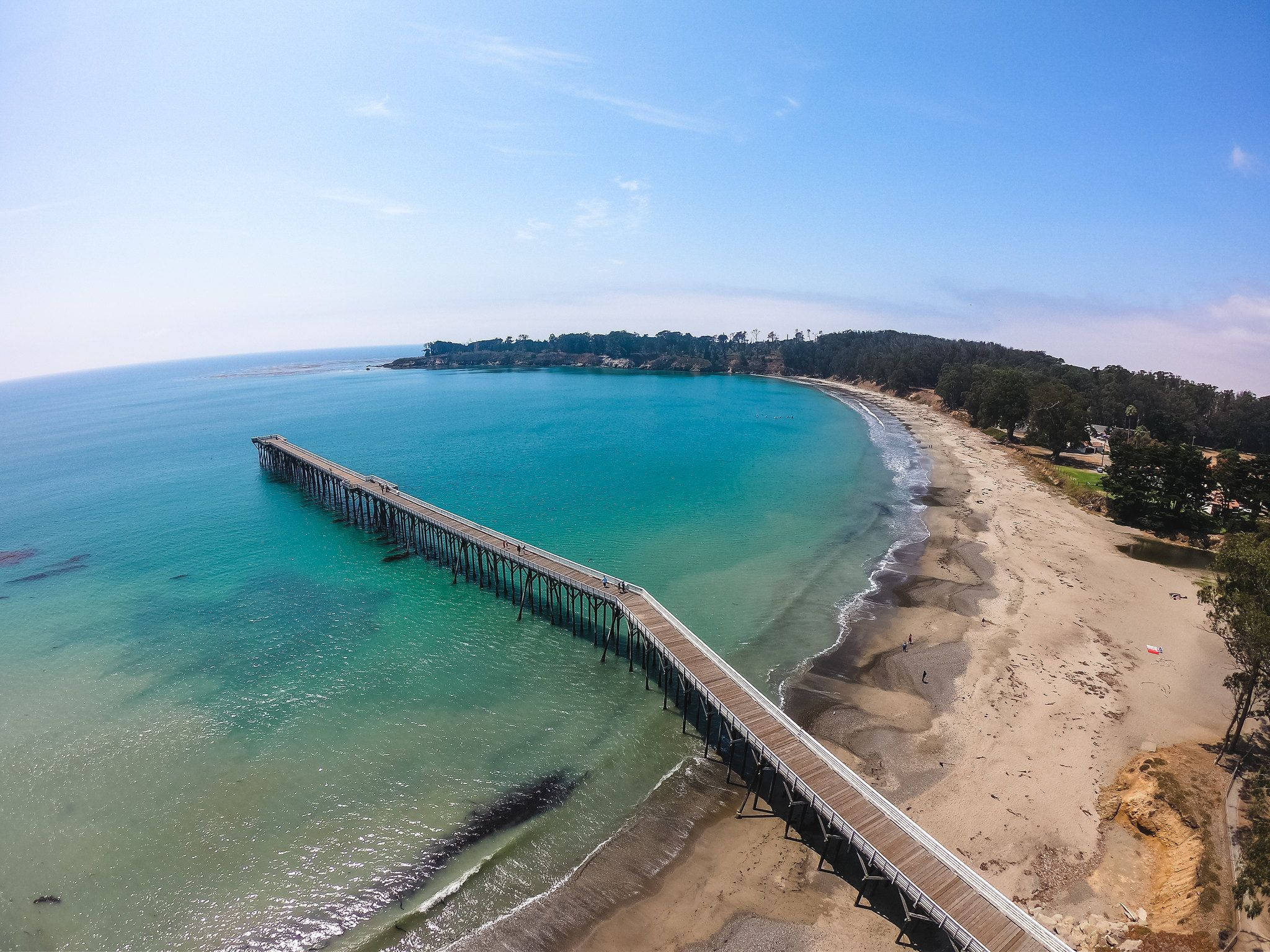 "Impresionantă vedere aeriană a orașului San Simeon" Fundal