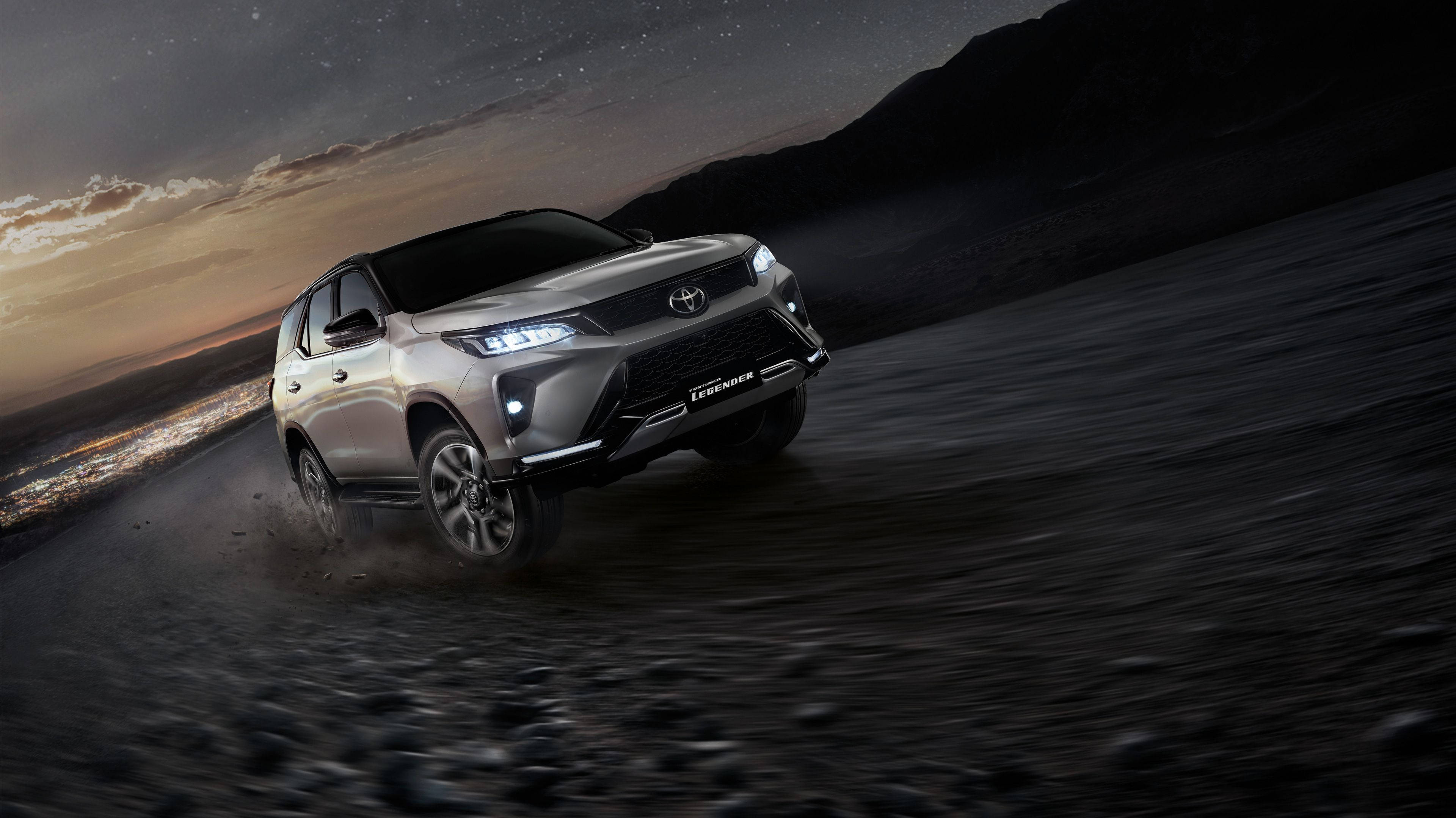 Impressionant Toyota Fortuner Legender argintiu metalizat în acțiune Fundal