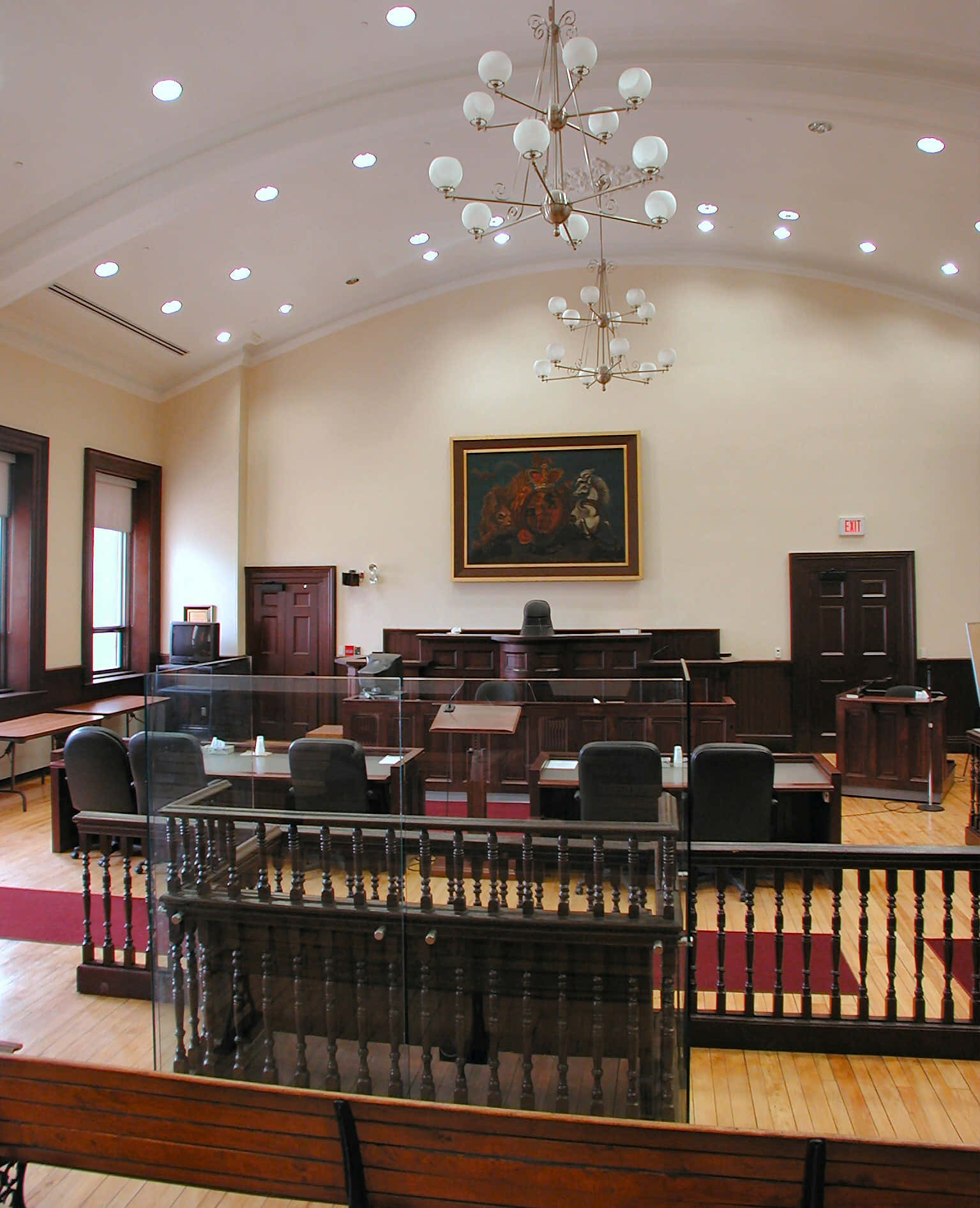 În interiorul unei săli de judecată Fundal