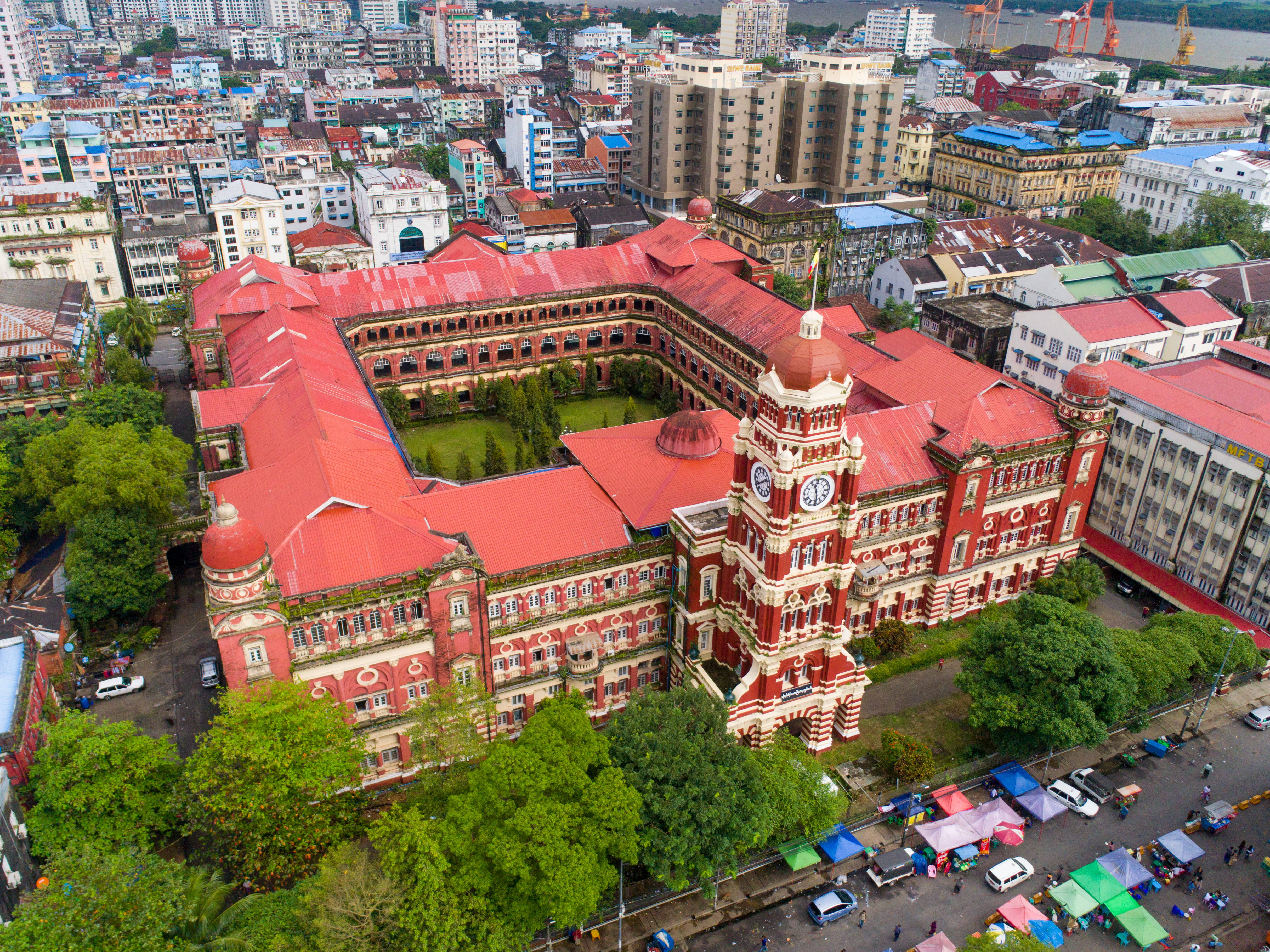 Înalta Curte din Yangon - O Minune Arhitecturală în Myanmar Fundal
