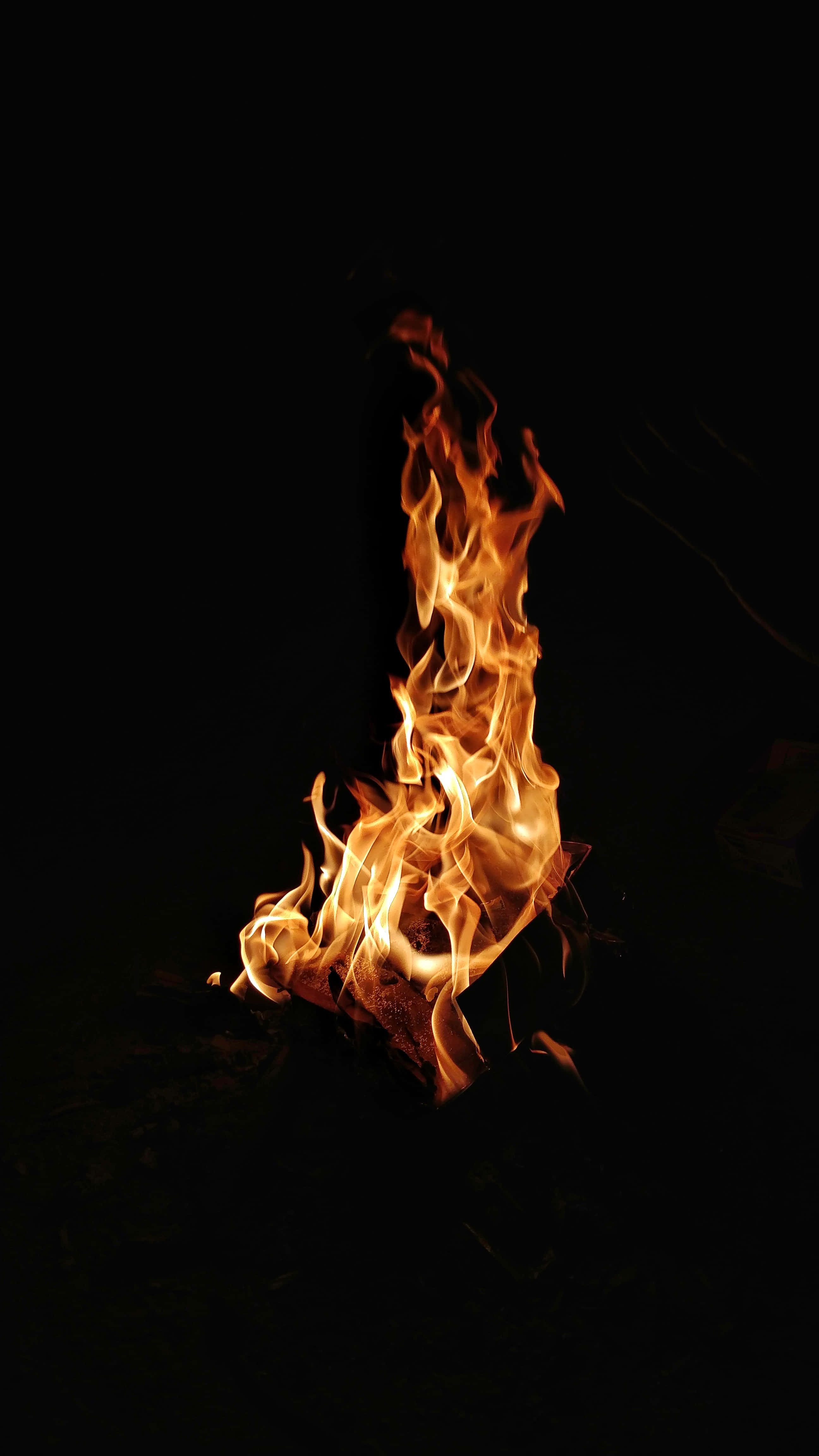 Infern Aprins - O Spectaculoasă Demonstrație de Artă Fierbinte Fundal