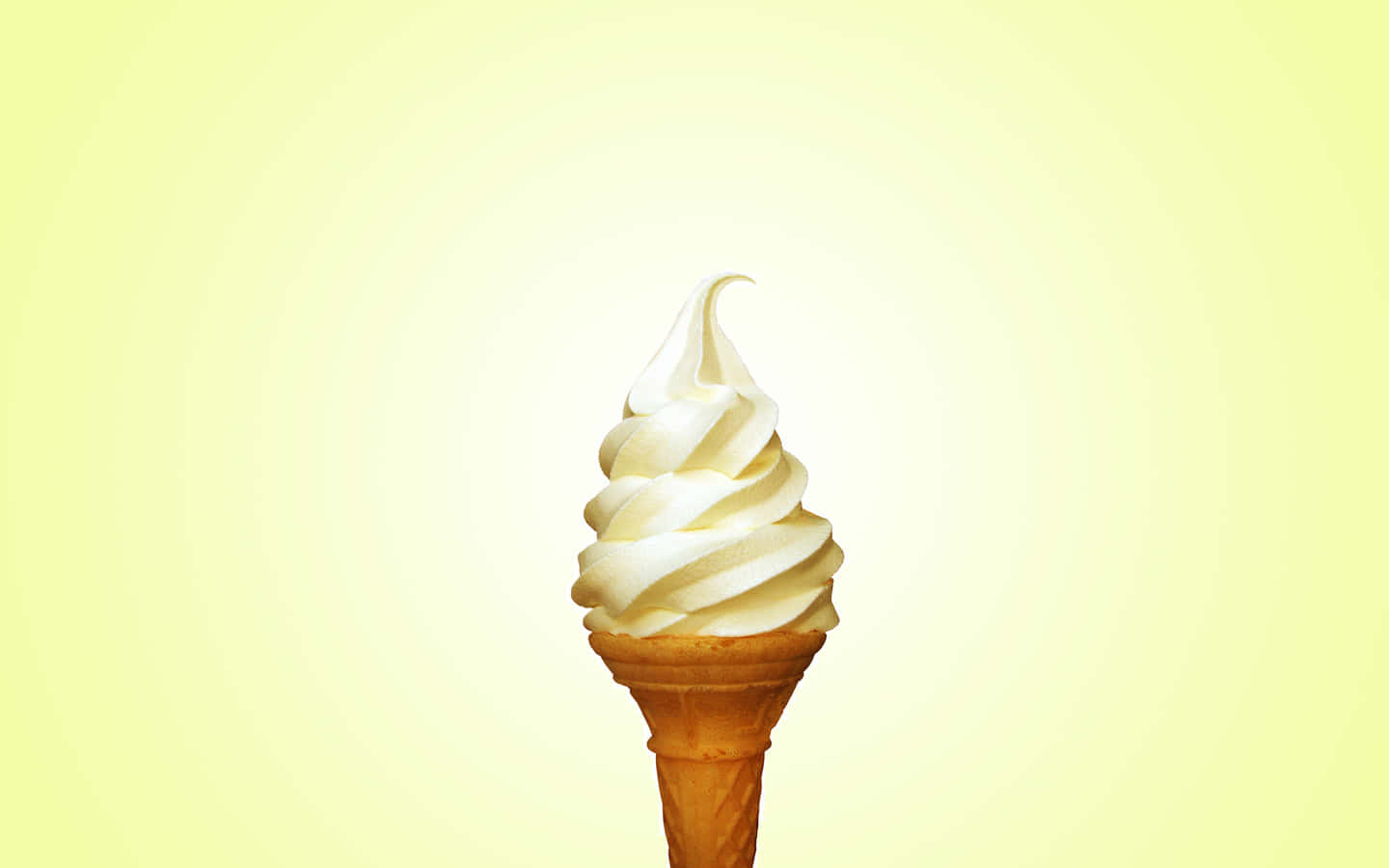 Înghețată Soft Serve Drăguță în Lumina Reflectorului Fundal