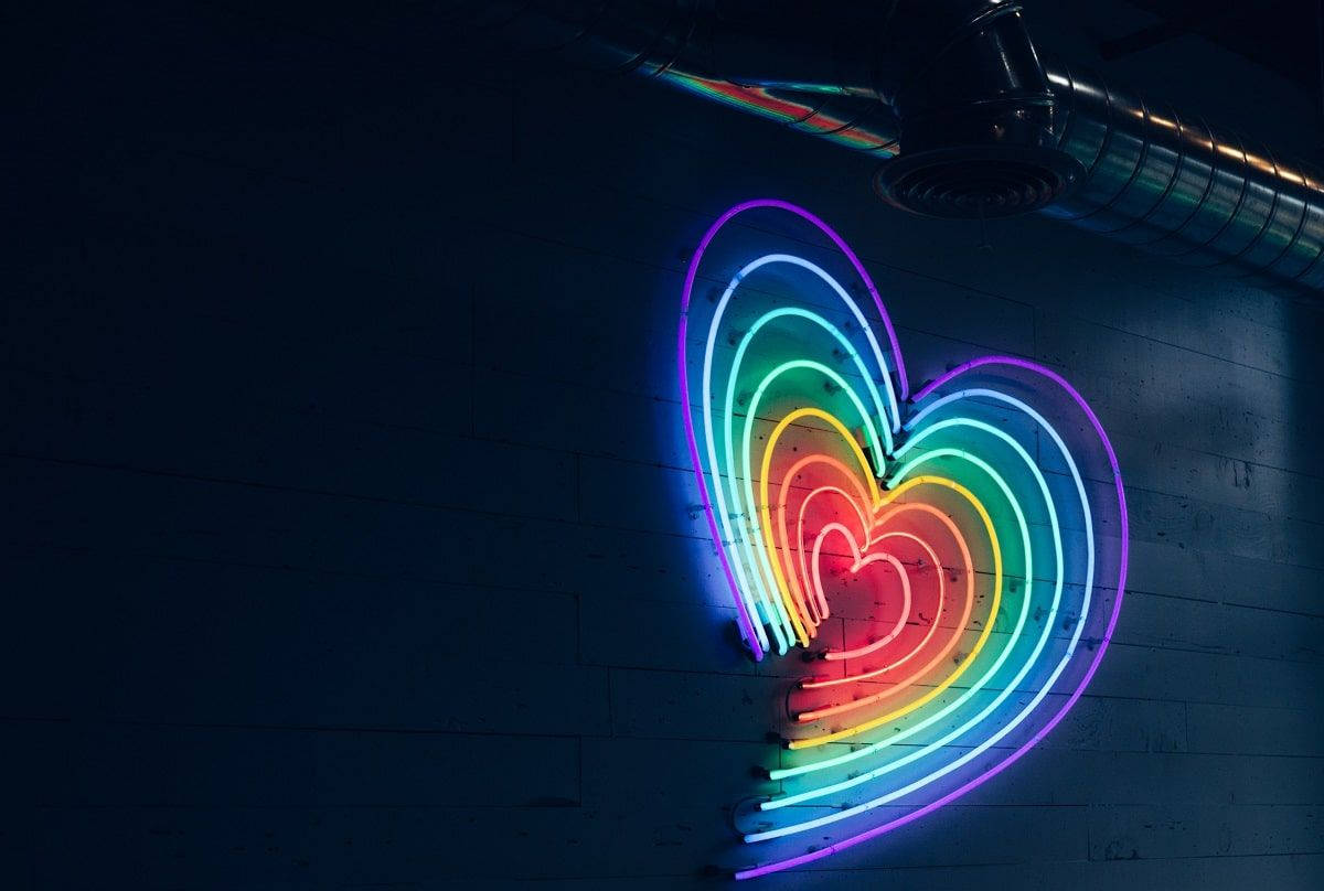 Inimă estetică cu neon curcubeu Fundal