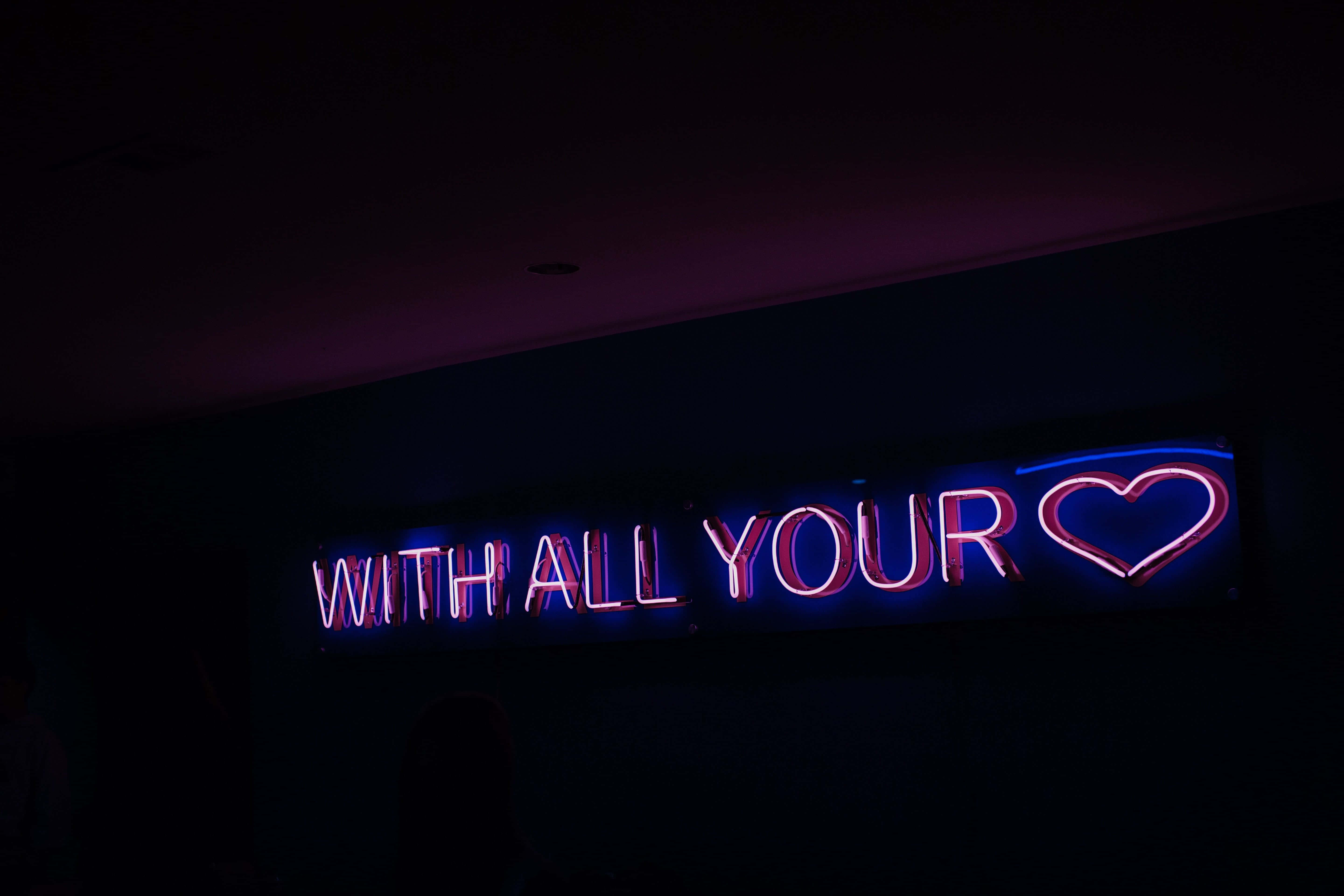 Inimă mov neon cu semn luminos Fundal