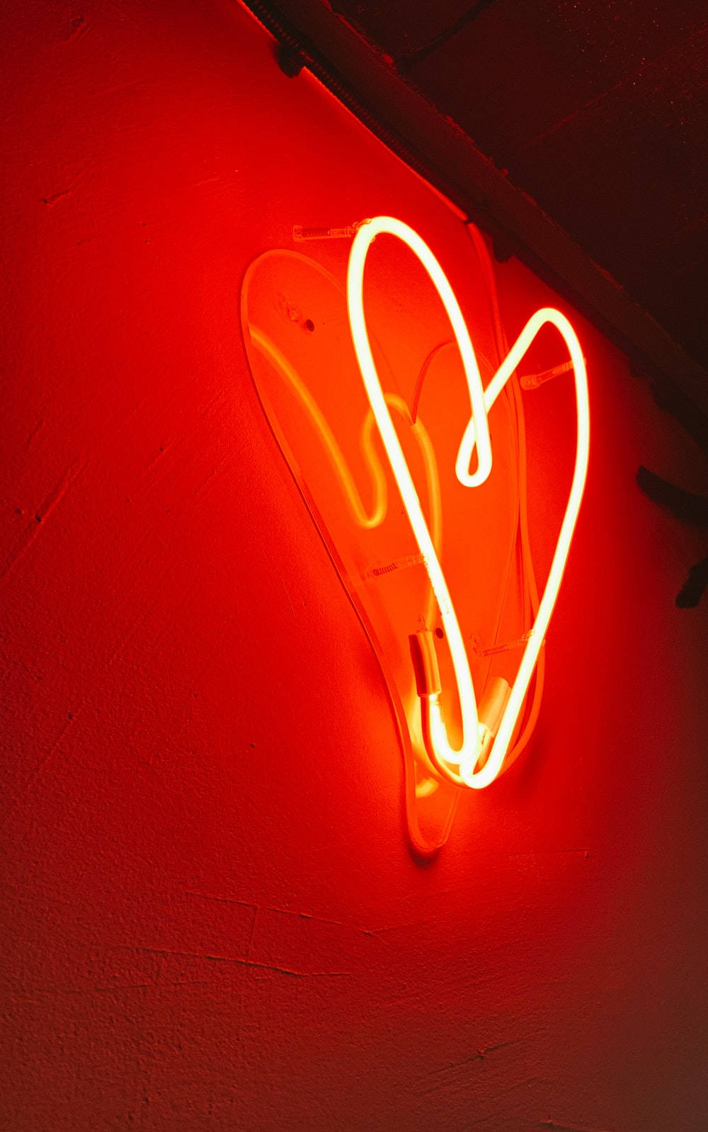 Inimă roșie neon estetic Fundal