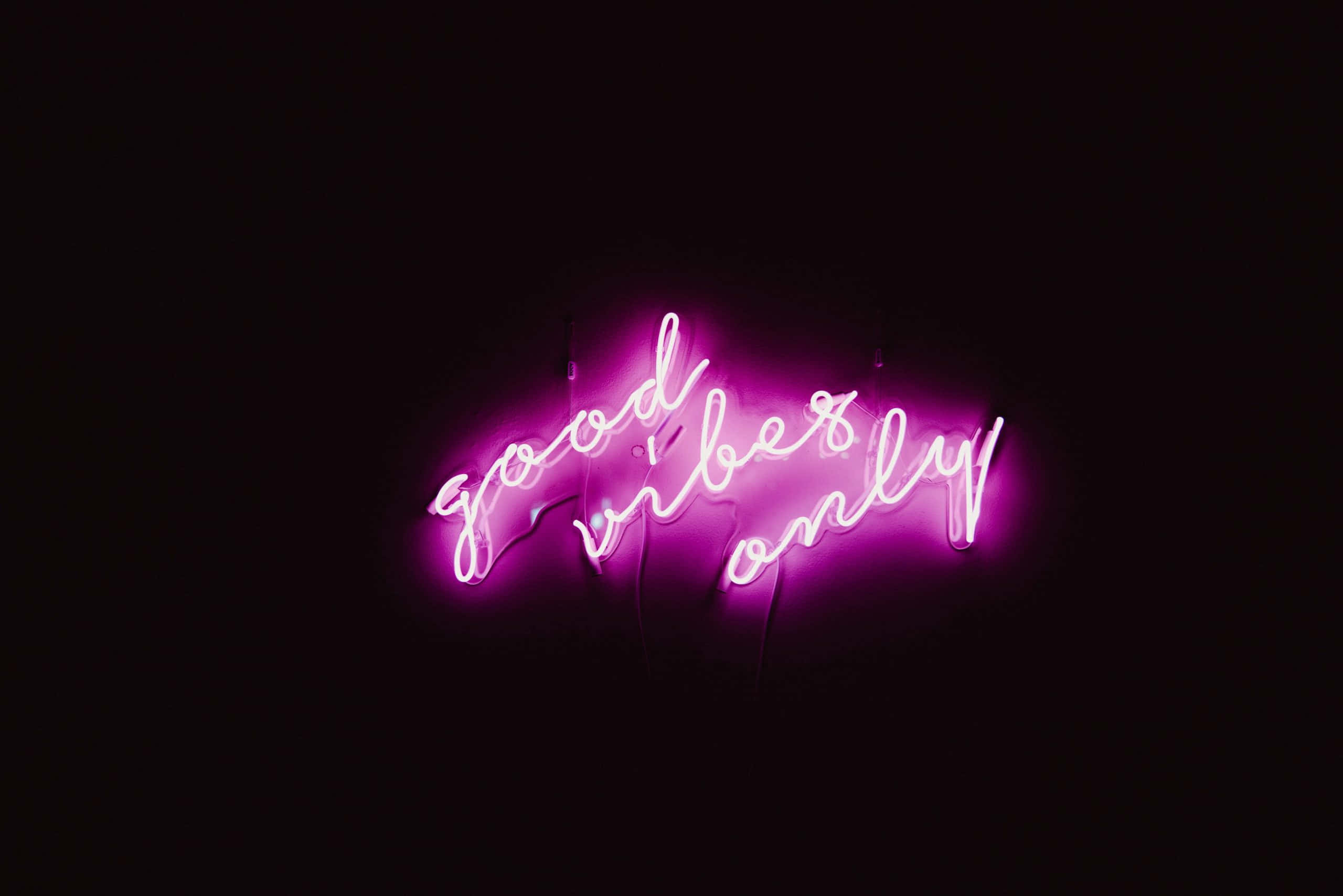 Inscripție Neon Roz Good Vibe Fundal