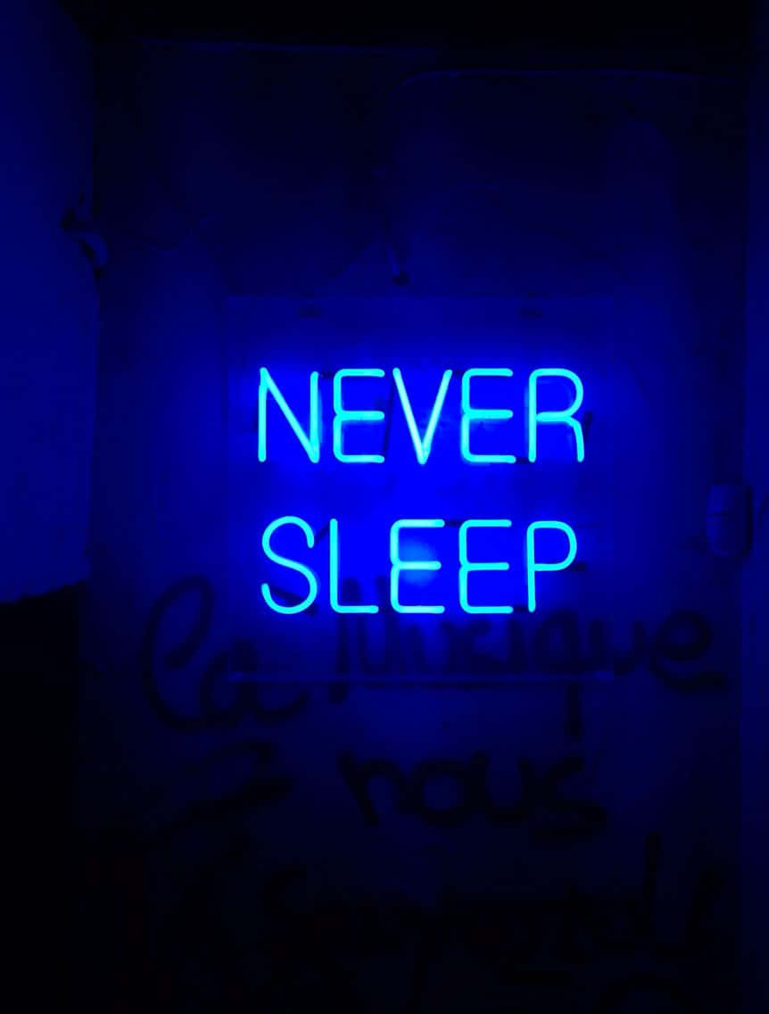 Înseninează-ți ziua cu estetica neon albastru Fundal