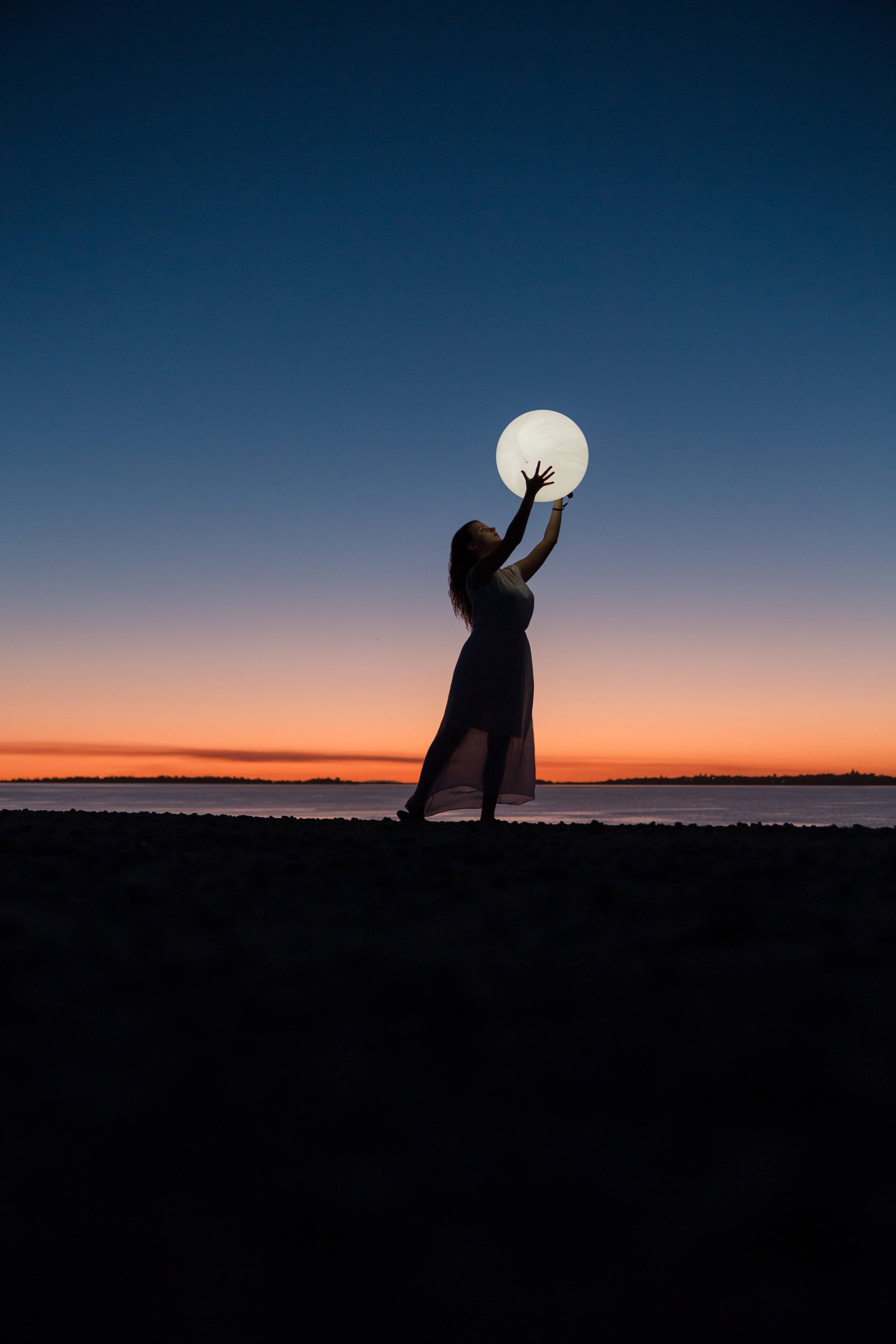 Întindere către Luna Plină Fundal