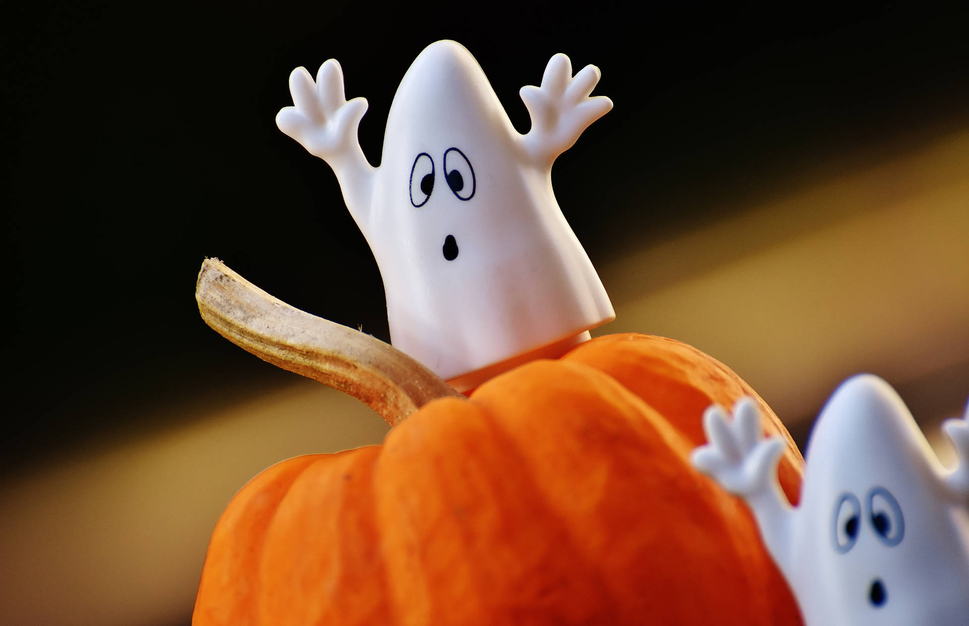 Tapet cu figurine fantomă din pătură de Halloween — GIF cool Fundal