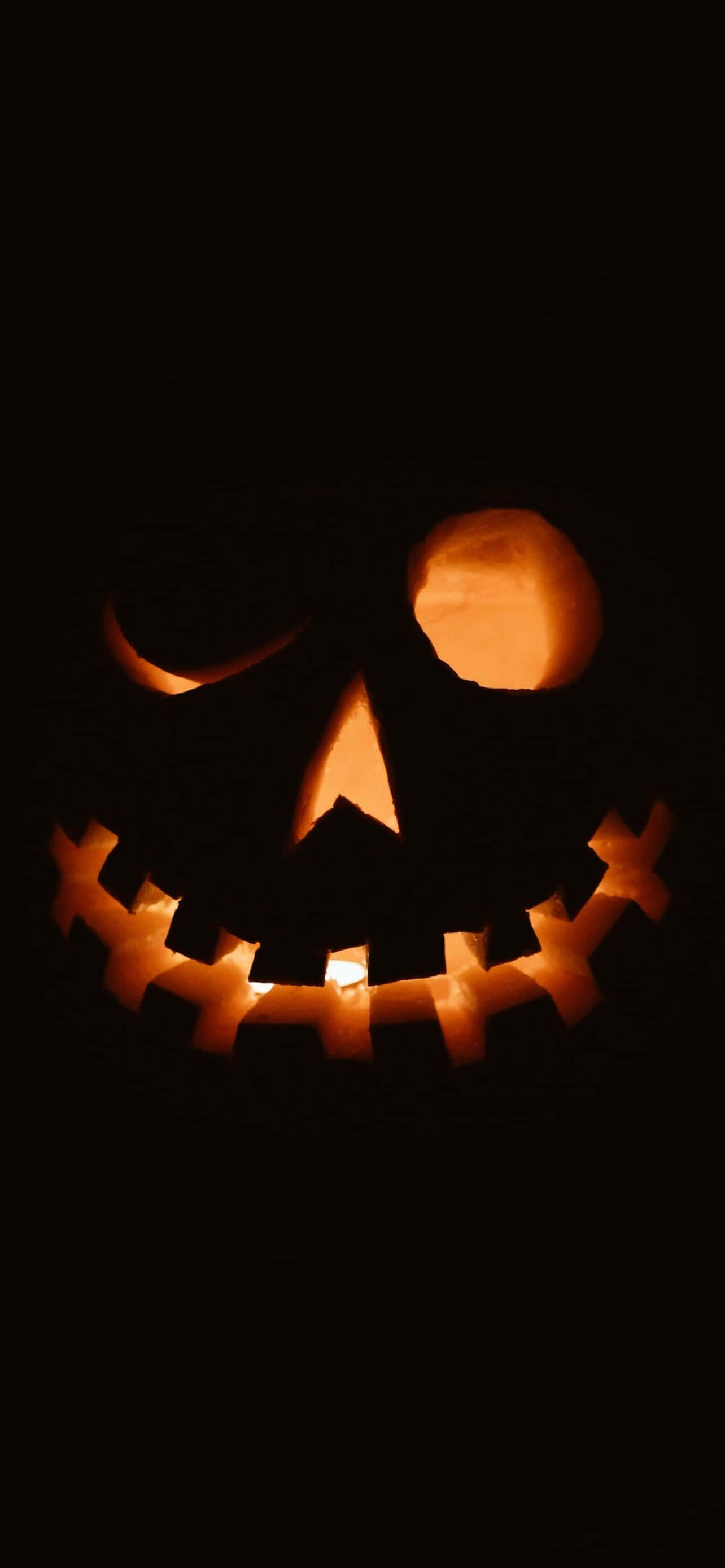 Intră în spiritul festiv de Halloween cu un fundal personalizat pe iPhone-ul tău Fundal