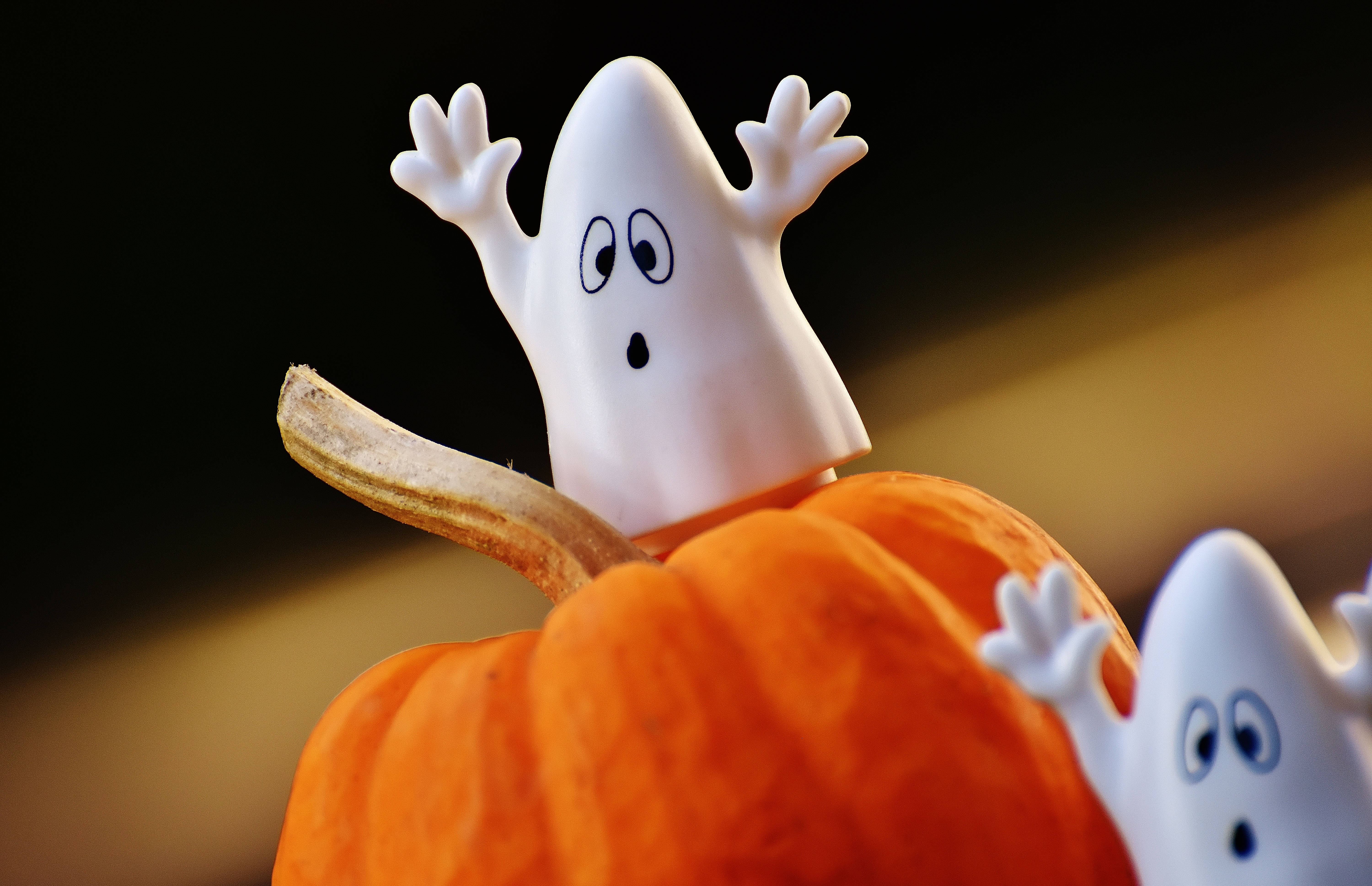 Intră în spiritul Halloween-ului cu aceste figurine fantomă din pătură! Fundal