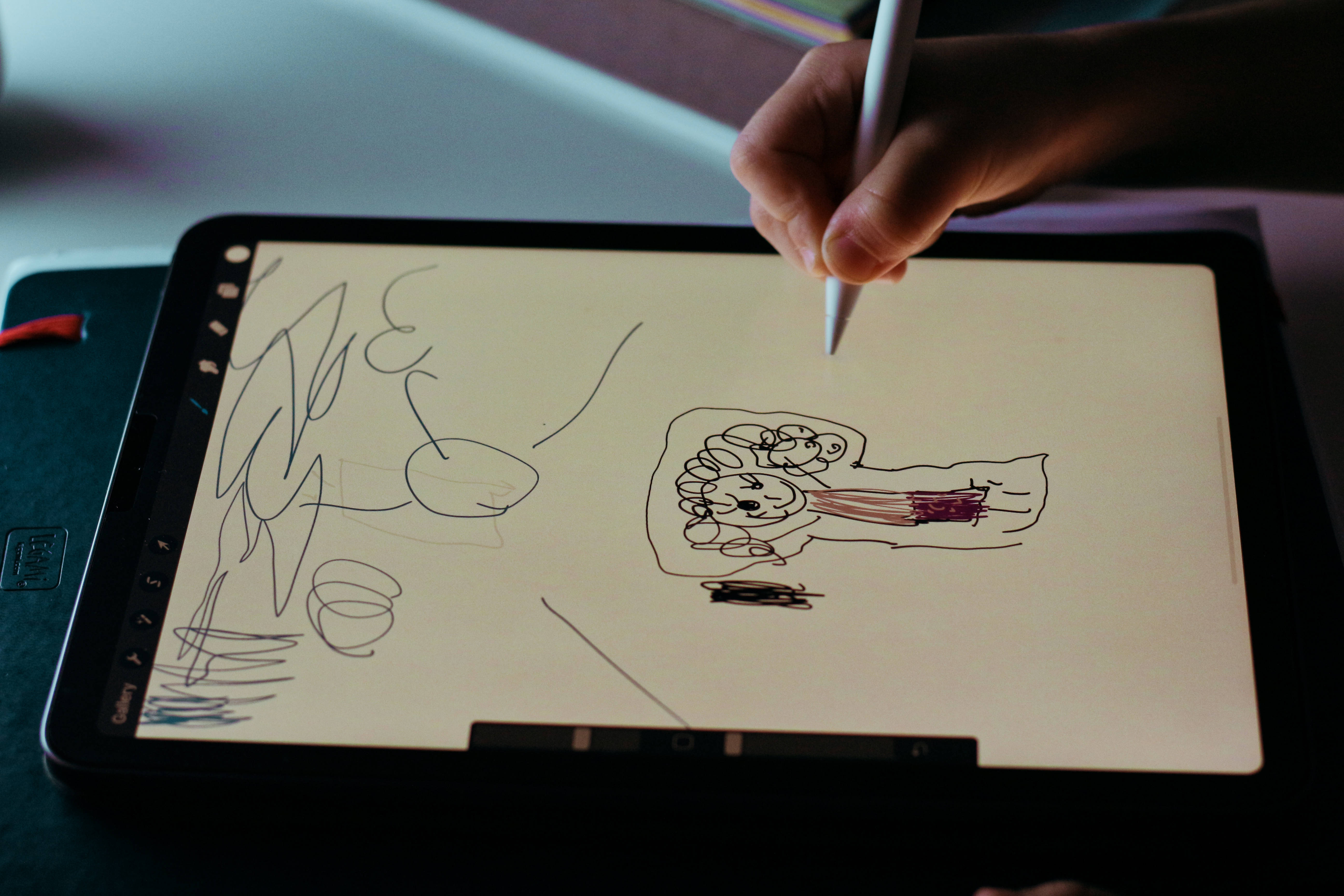 iPad Pro Doodles On A Tablet Fundal