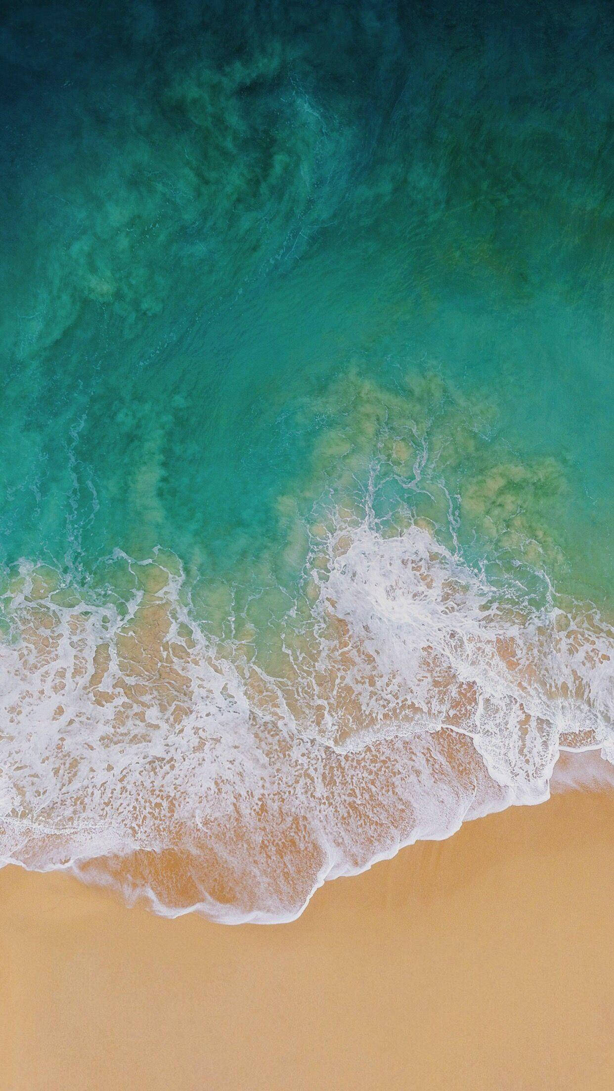 iPad Pro Vedere Aeriană A Valurilor Pe Mal Fundal
