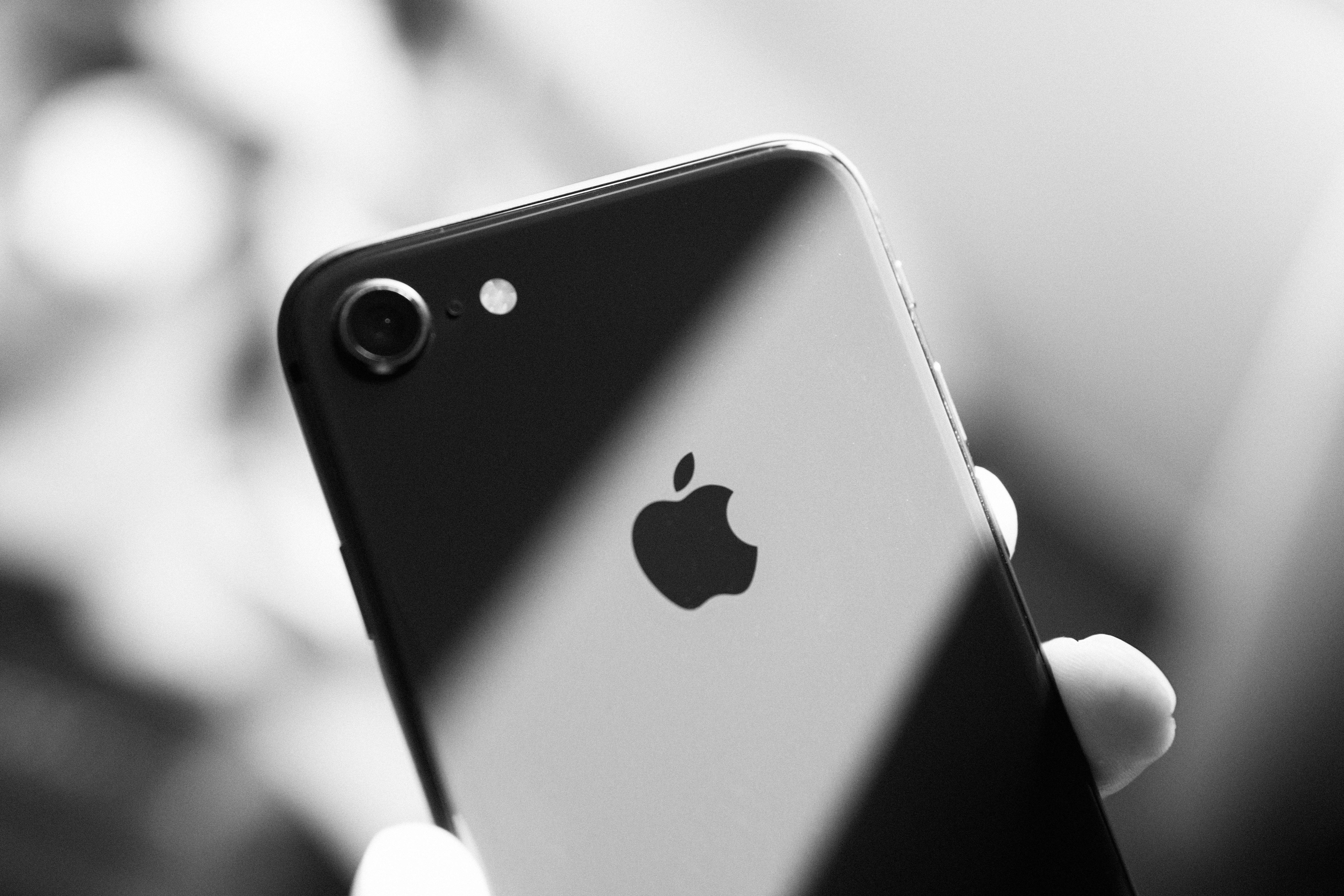 iPhone 8 Grayscale Fundal