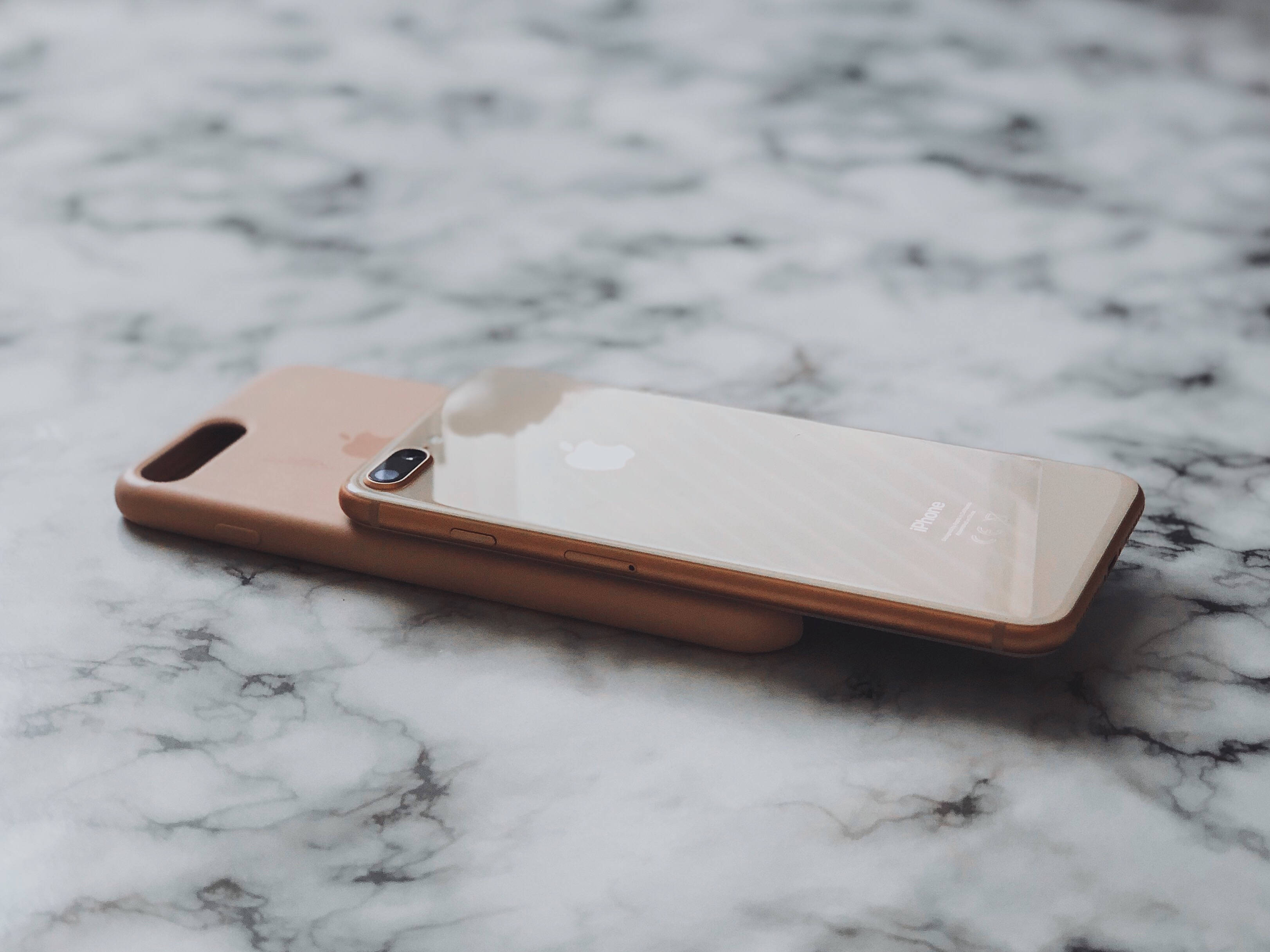 iPhone 8 With Case Fundal