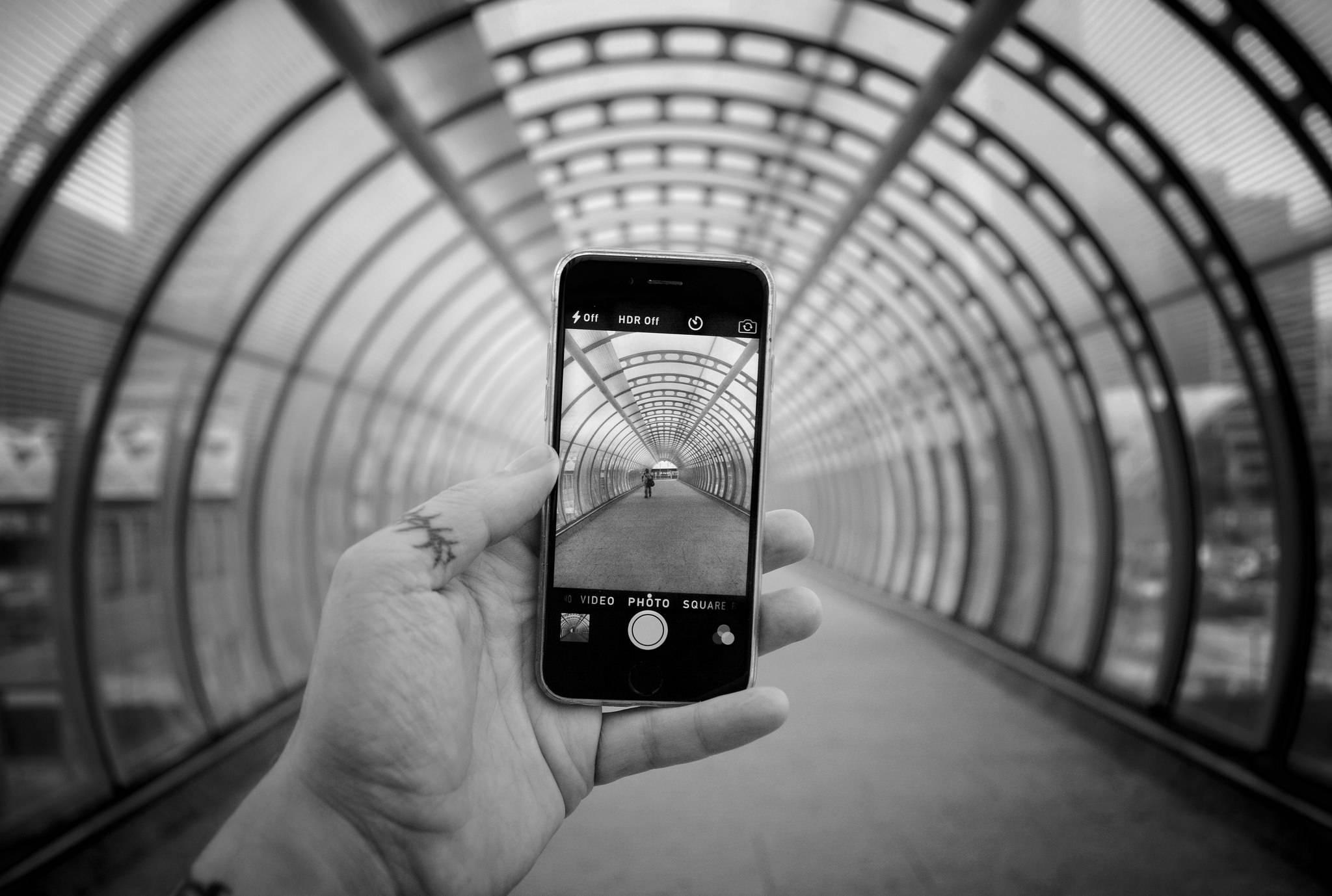 iPhone argintiu elegant pe fundal floral liniștit Fundal