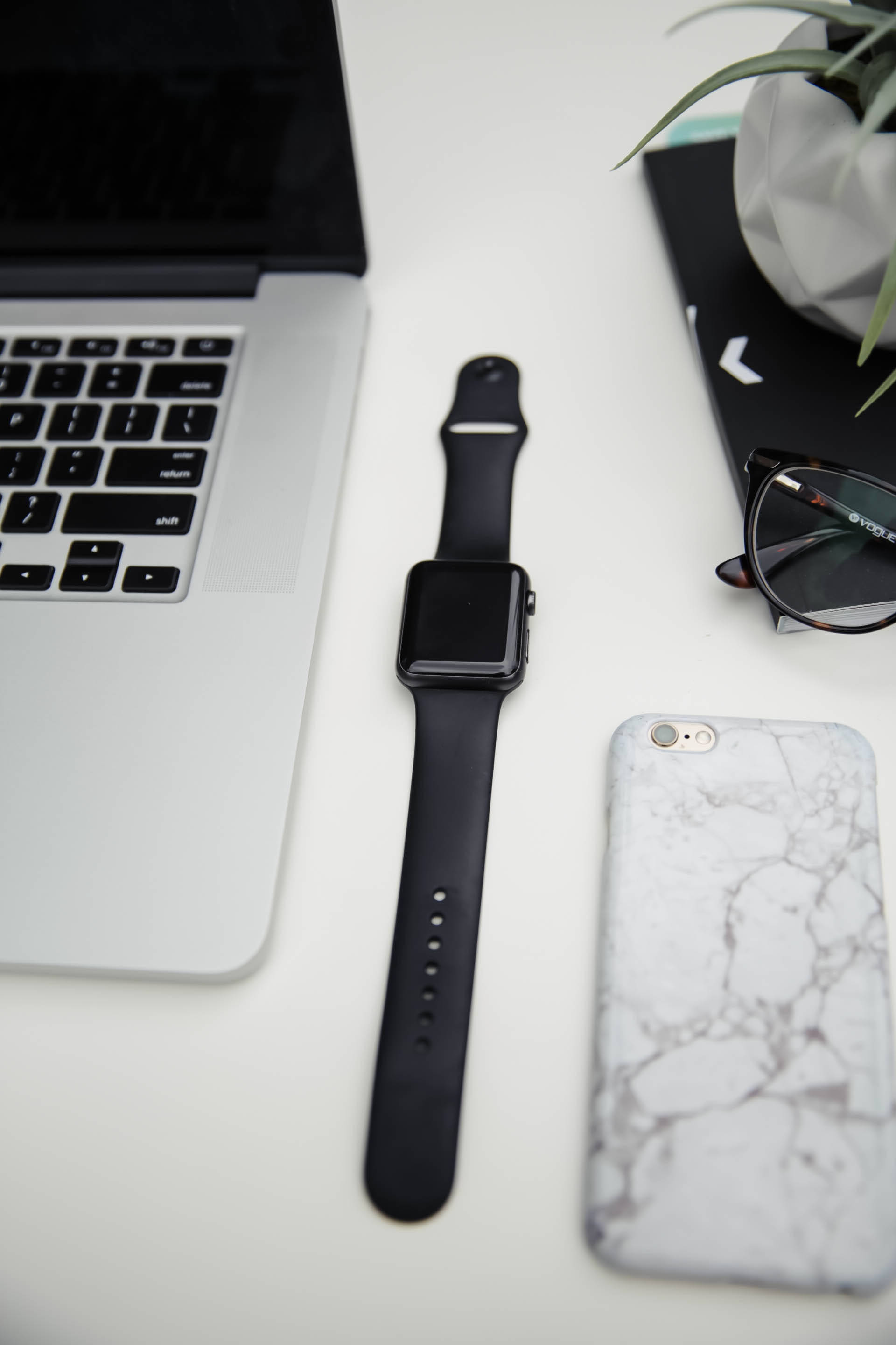 iPhone Birou cu Smartwatch Fundal