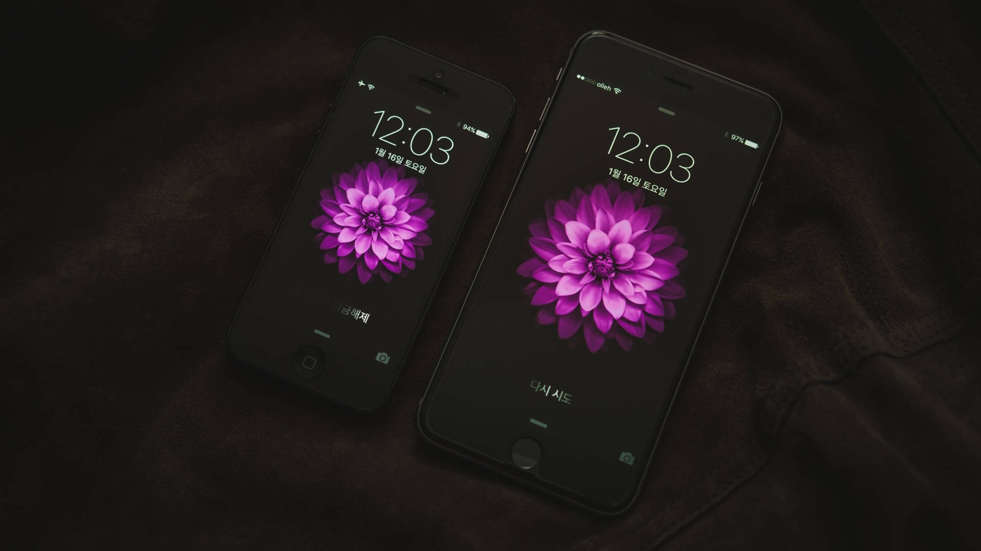iPhone captivant pe biroul de lucru Fundal