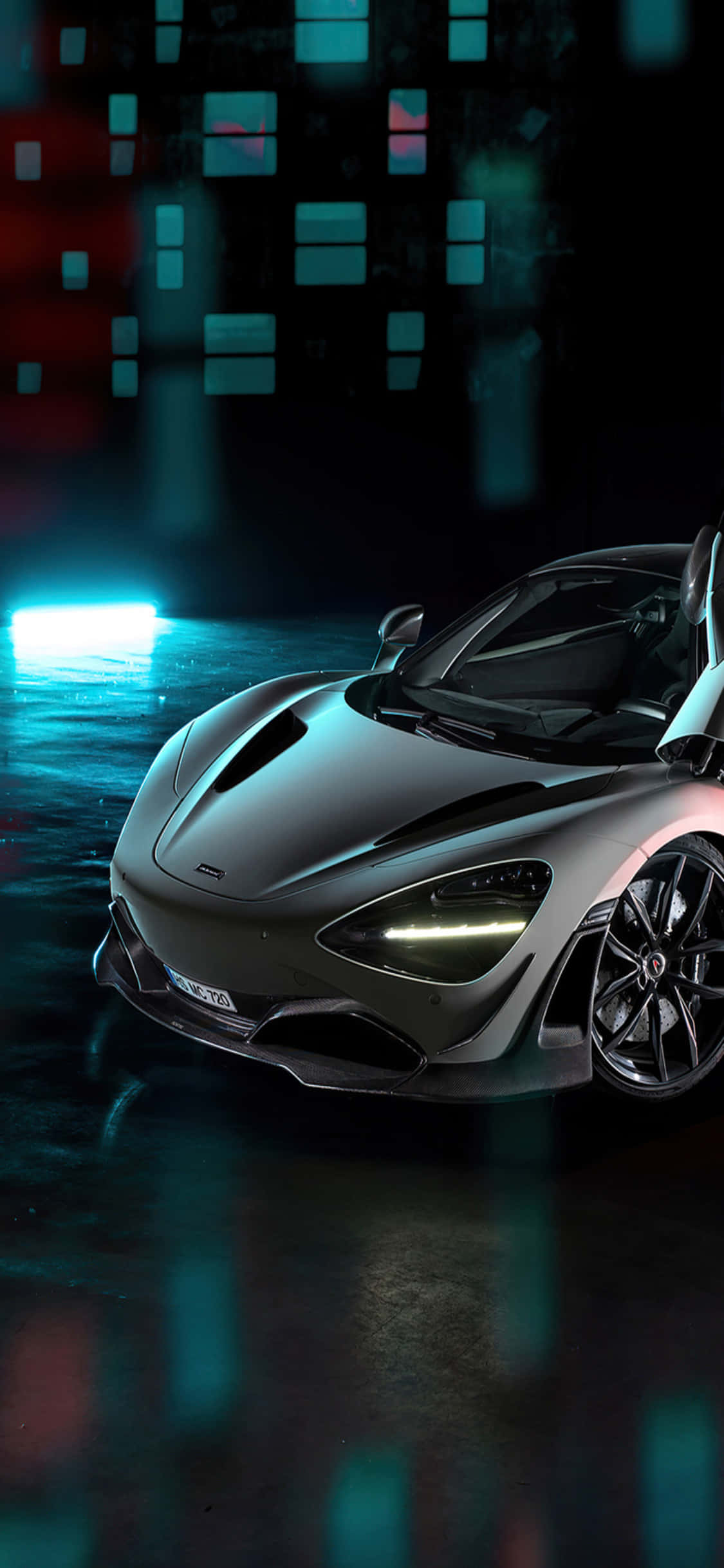iPhone X Elegant cu Mașina McLaren 720s în Fundal