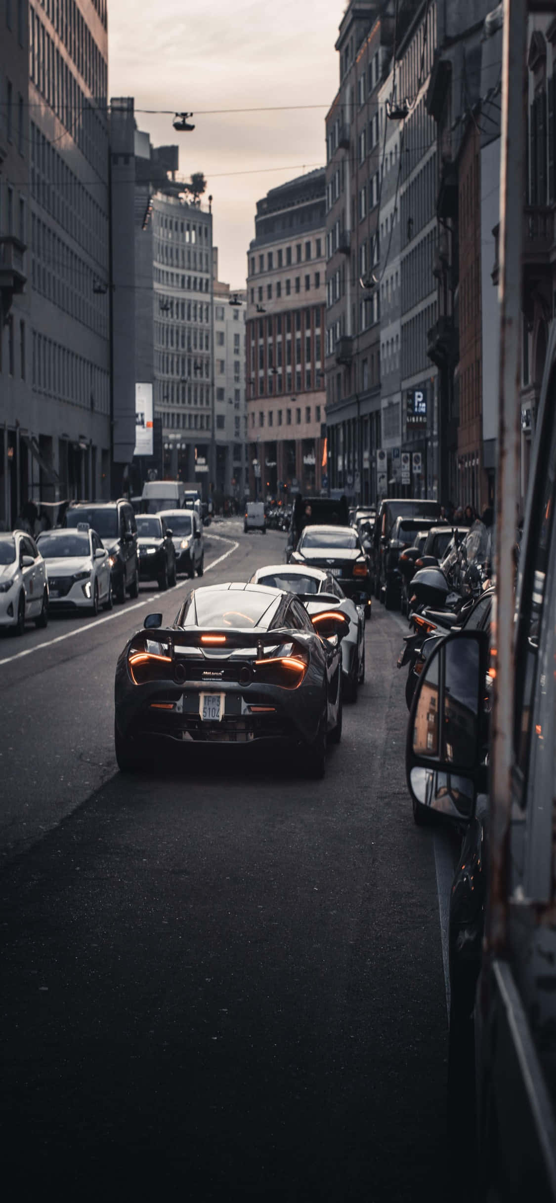 iPhone X Mclaren 720s Fundal Cu Vedere A Orașului Fundal