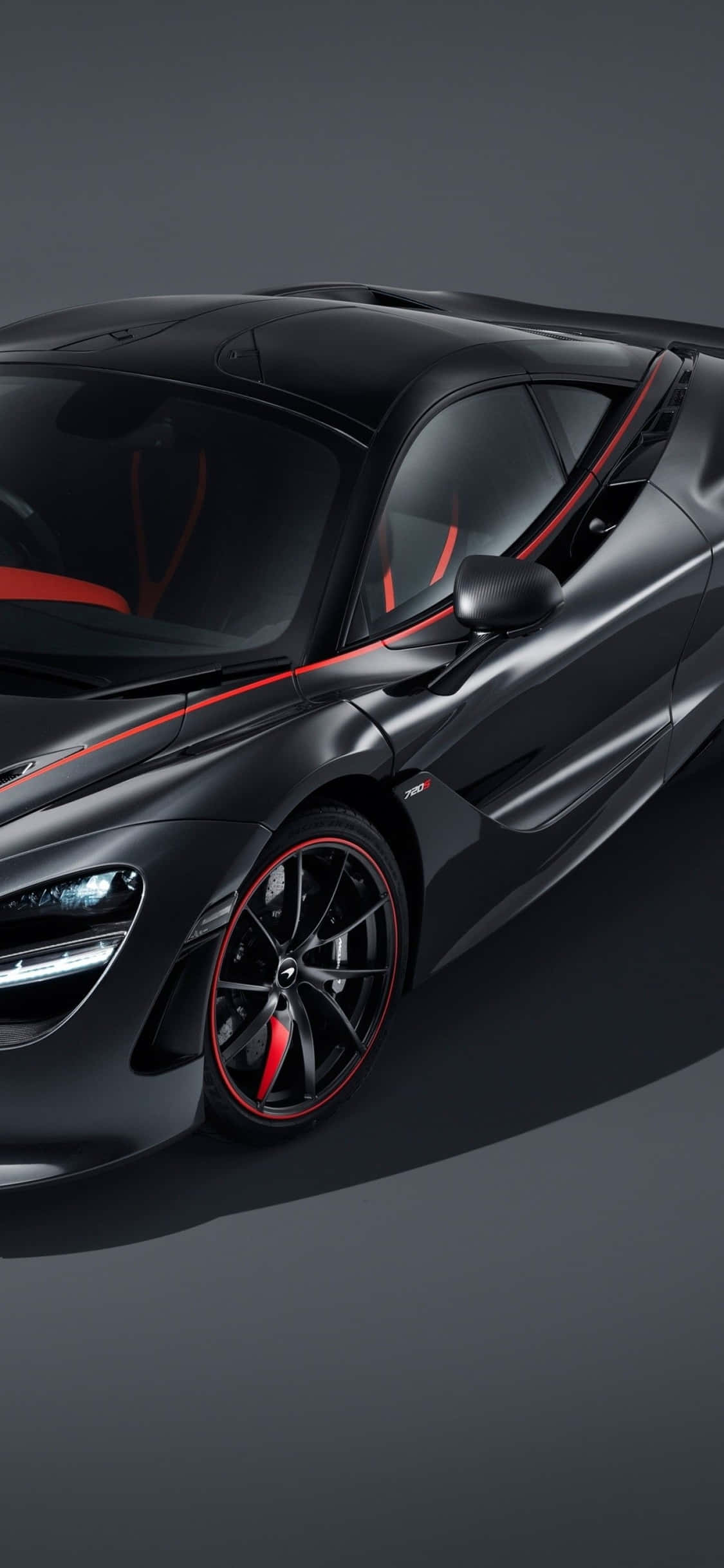 iPhone Xs alături de elegantul McLaren 720s Fundal