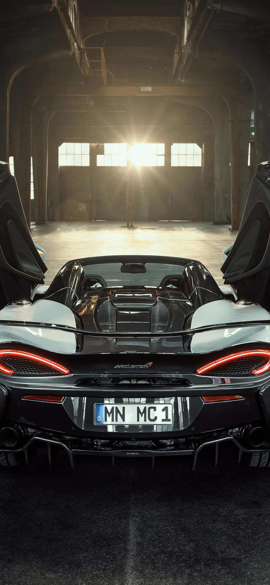 iPhone Xs arată perfect lângă McLaren 720s Fundal