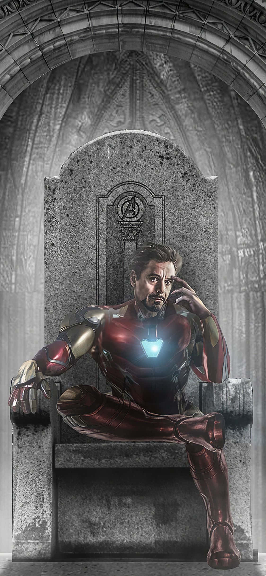 Iron Man stând pe un tron Fundal