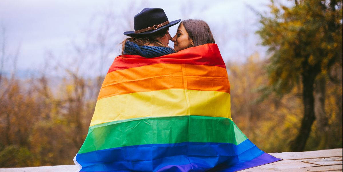 Iubirea este iubire cuplu cu steagul mândriei Fundal