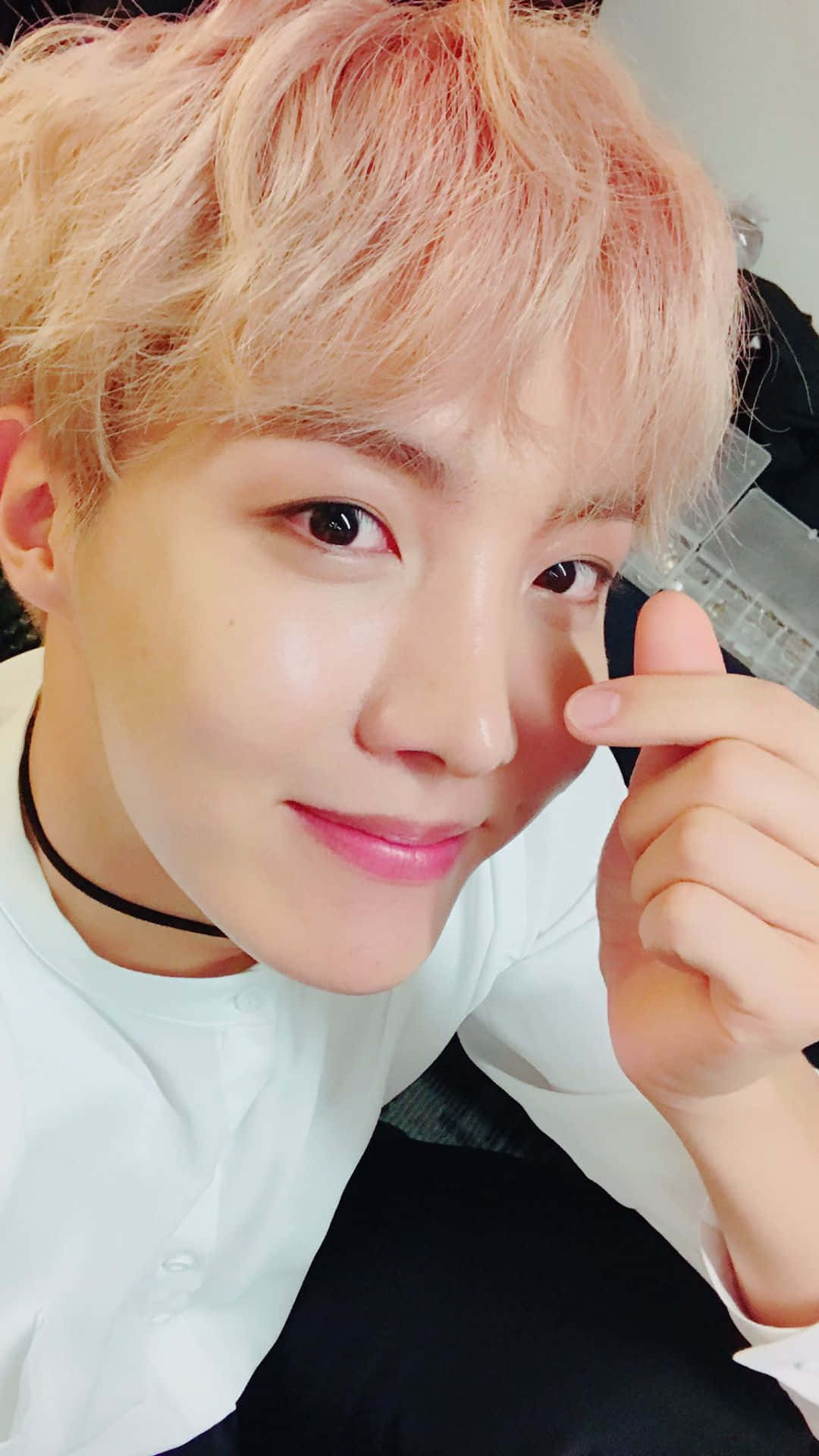 J-hope BTS Deget Inima Fundal