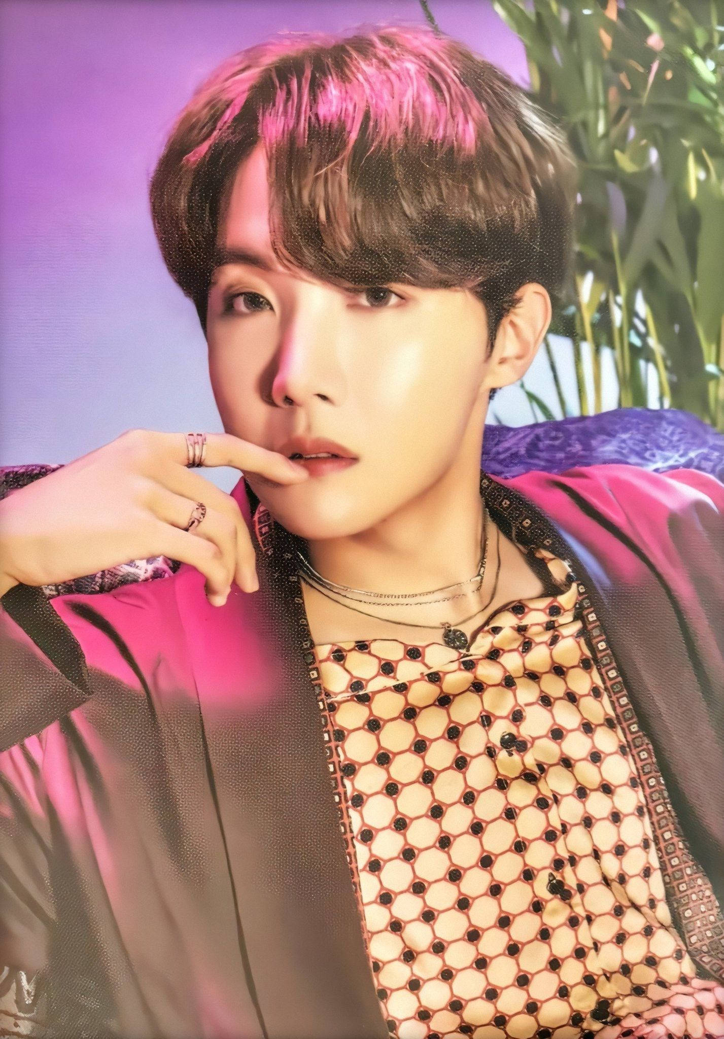 J-Hope drăguț din BTS în top maro Fundal