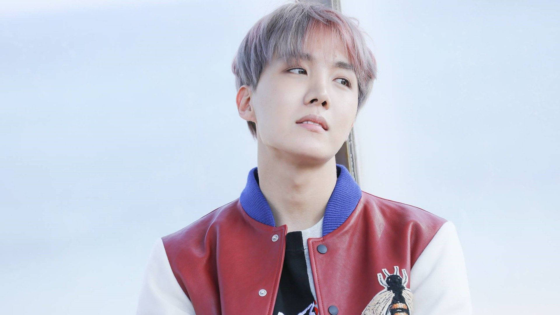 J-Hope drăguț din BTS în jachetă roșie și albă Fundal