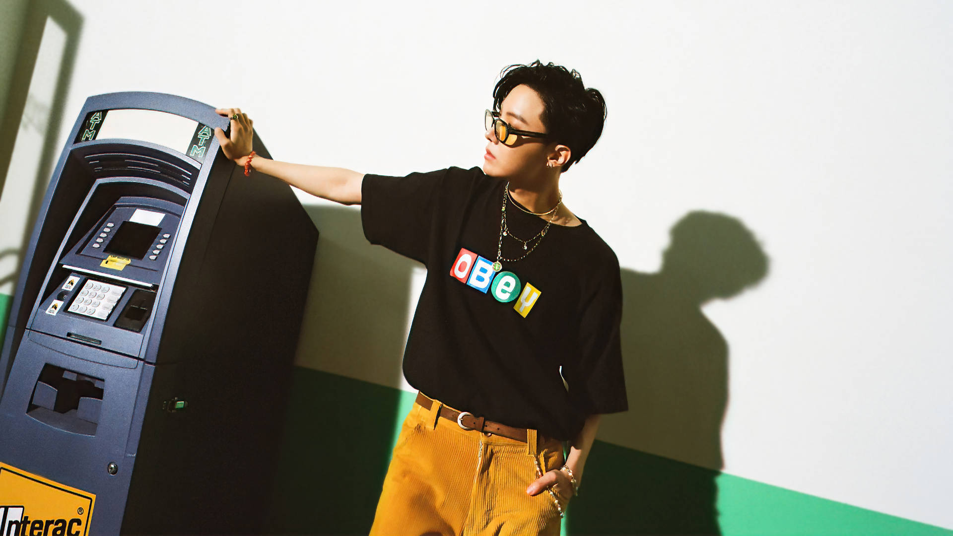 J-Hope pozând cu un ATM Fundal