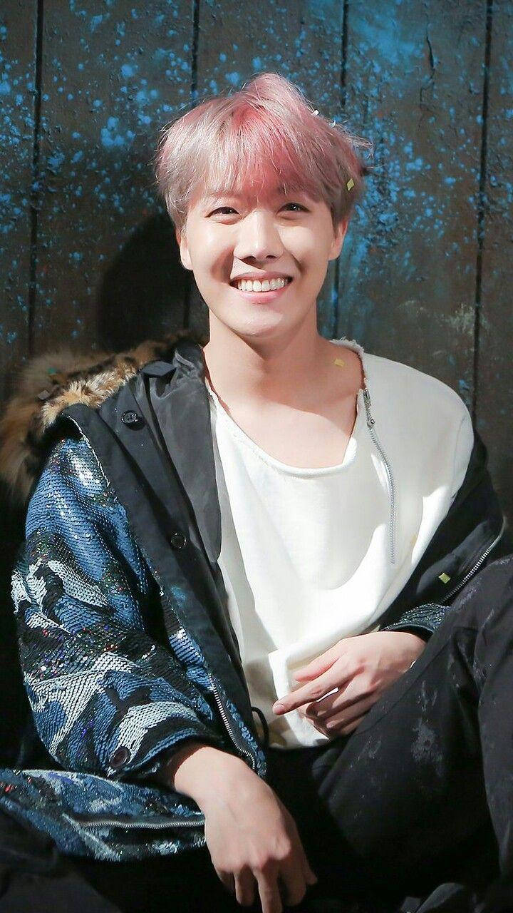 J-Hope zâmbind drăguț din BTS Fundal