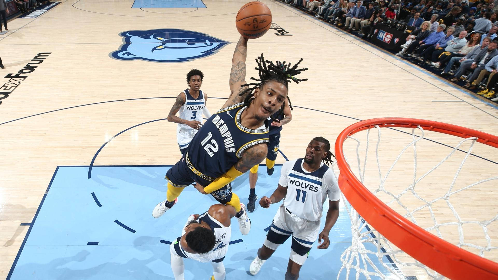 Ja Morant în timpul unui slam contra echipei Wolves Fundal