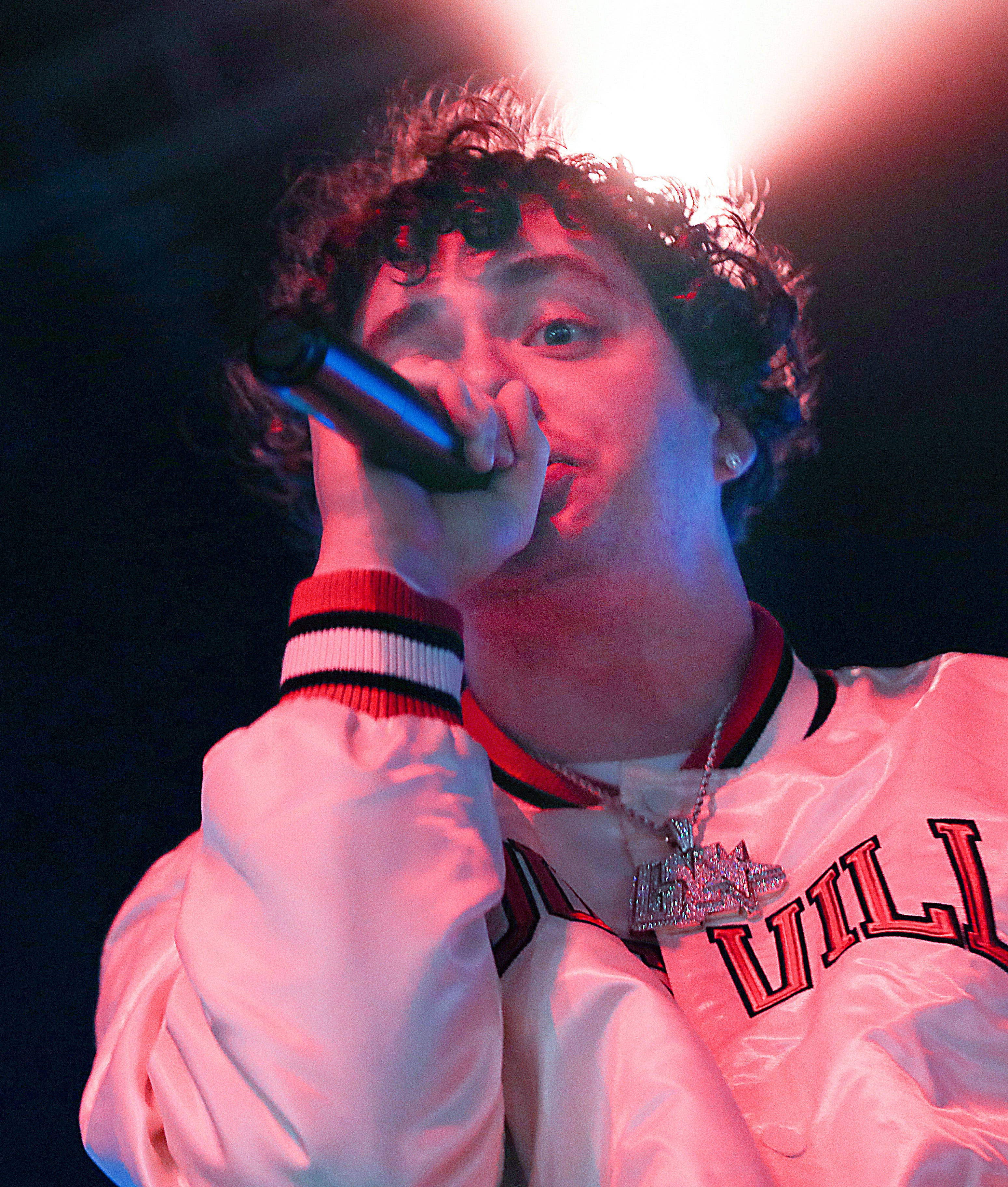 Jack Harlow tinand microfonul Fundal