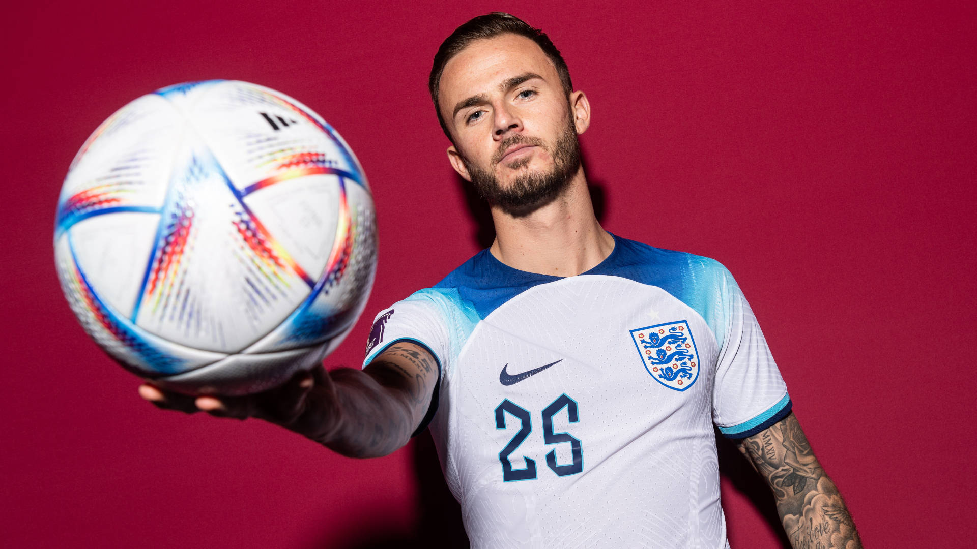 James Maddison pe fundal vișiniu Fundal